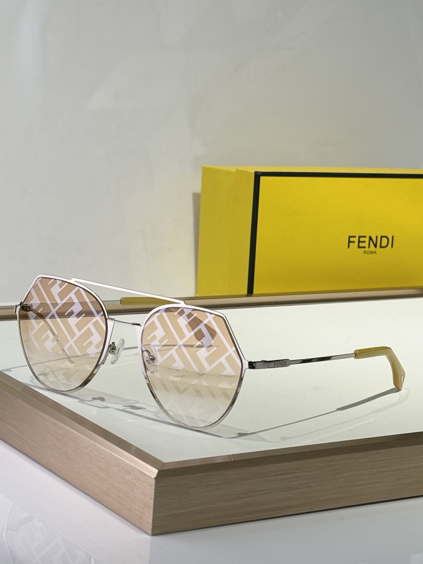  Fendi 
ModFF0329
简简单单就感觉很高级
Size53-20-140
