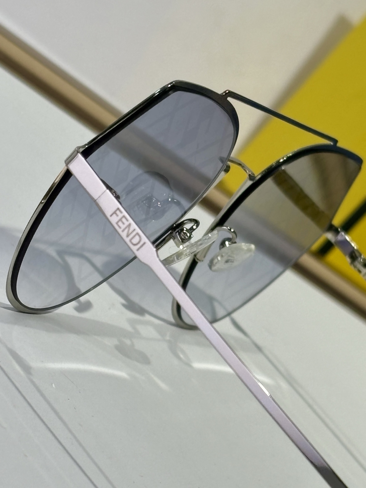  Fendi 
ModFF0329
简简单单就感觉很高级
Size53-20-140
