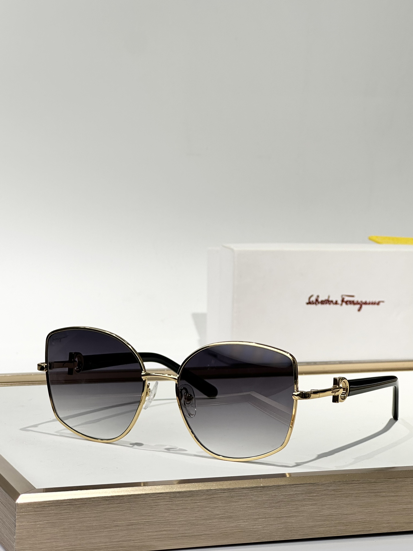 Salvatore ferragam* 
MOD：SF304S
SIZE：58口18-140  
