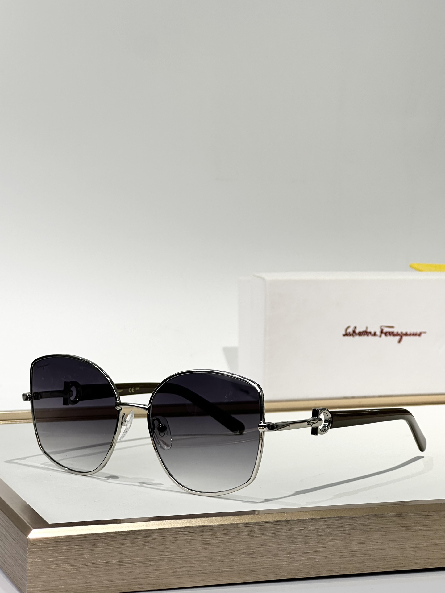  Salvatore ferragam* 
MOD：SF304S
SIZE：58口18-140  
