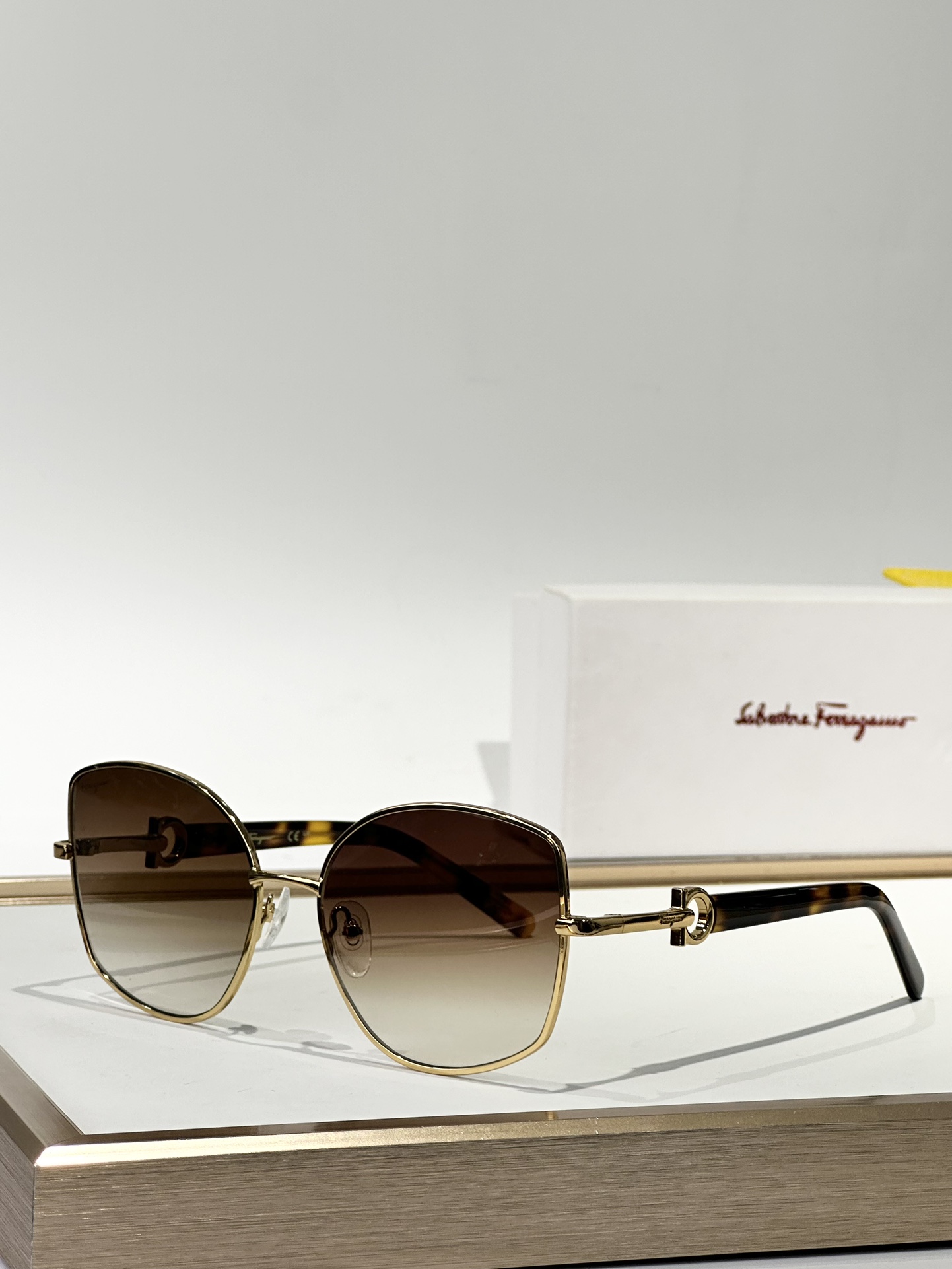  Salvatore ferragam* 
MOD：SF304S
SIZE：58口18-140  
