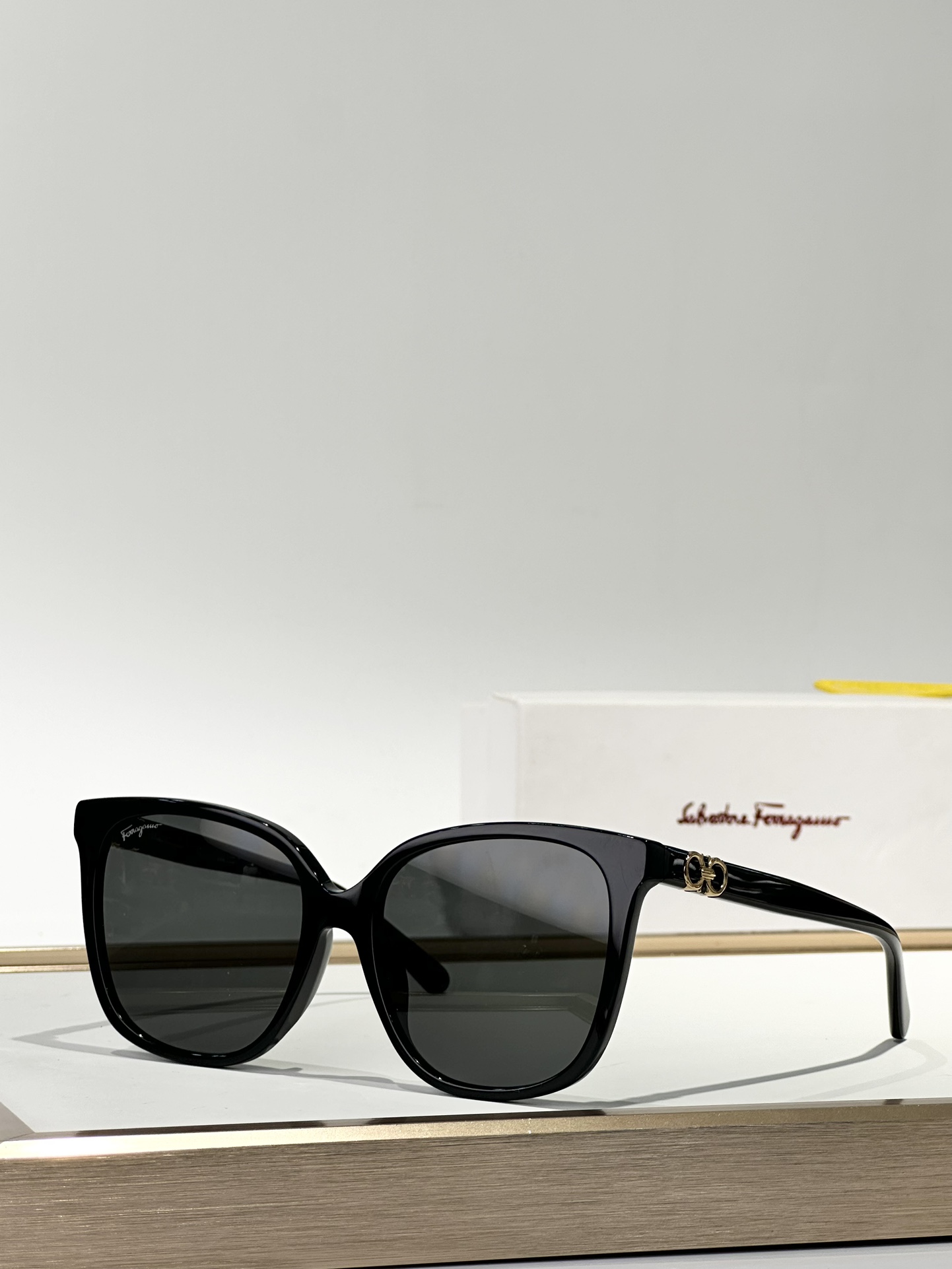  Salvatore ferragam*
MOD：SF1092S
SIZE：56口17-140
