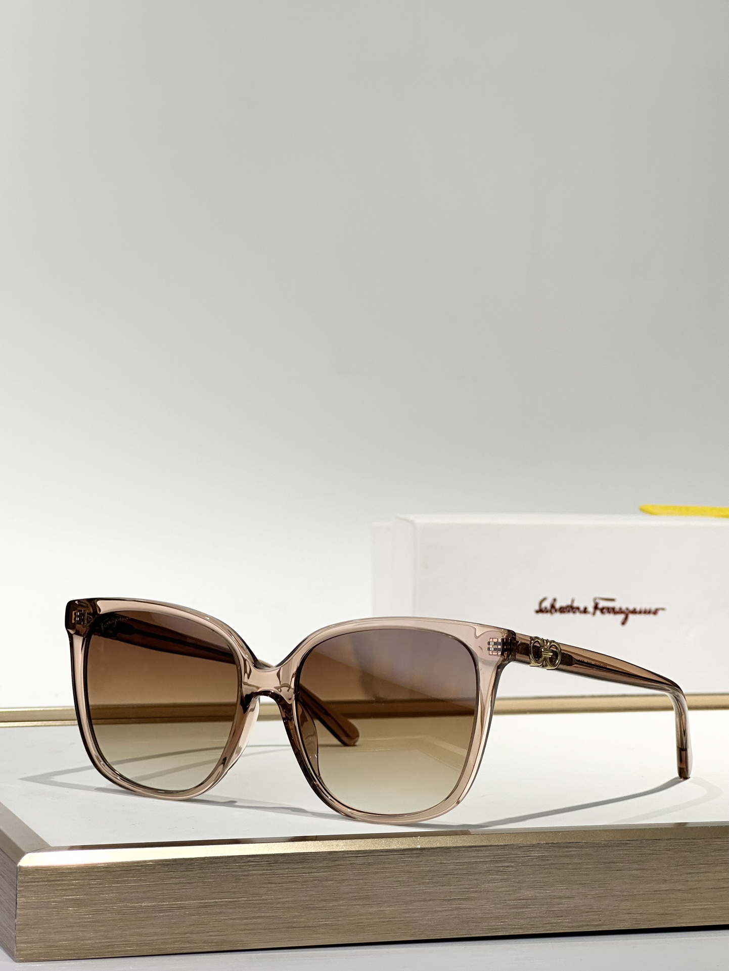 Salvatore ferragam*
MOD：SF1092S
SIZE：56口17-140
