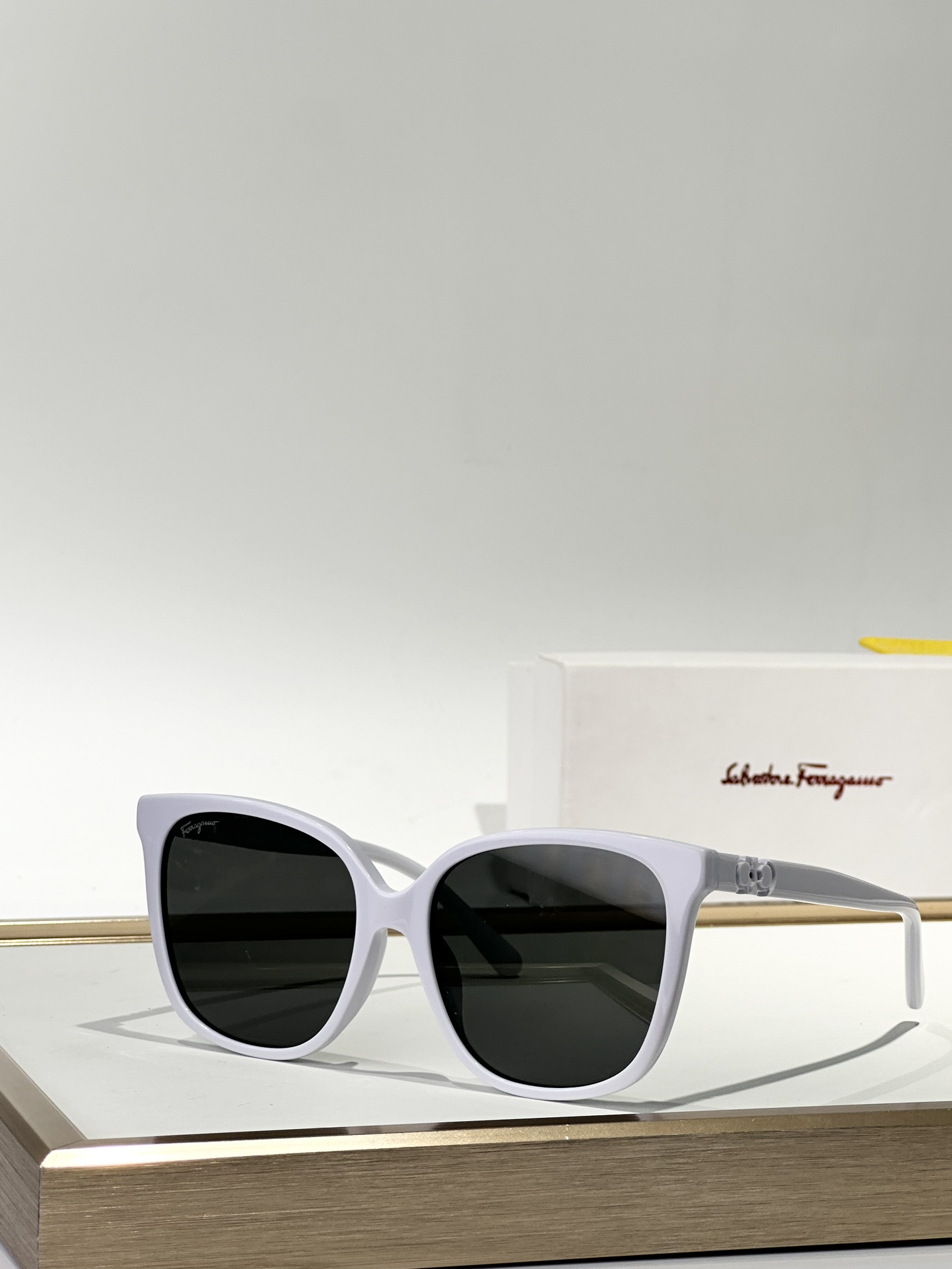  Salvatore ferragam*
MOD：SF1092S
SIZE：56口17-140
