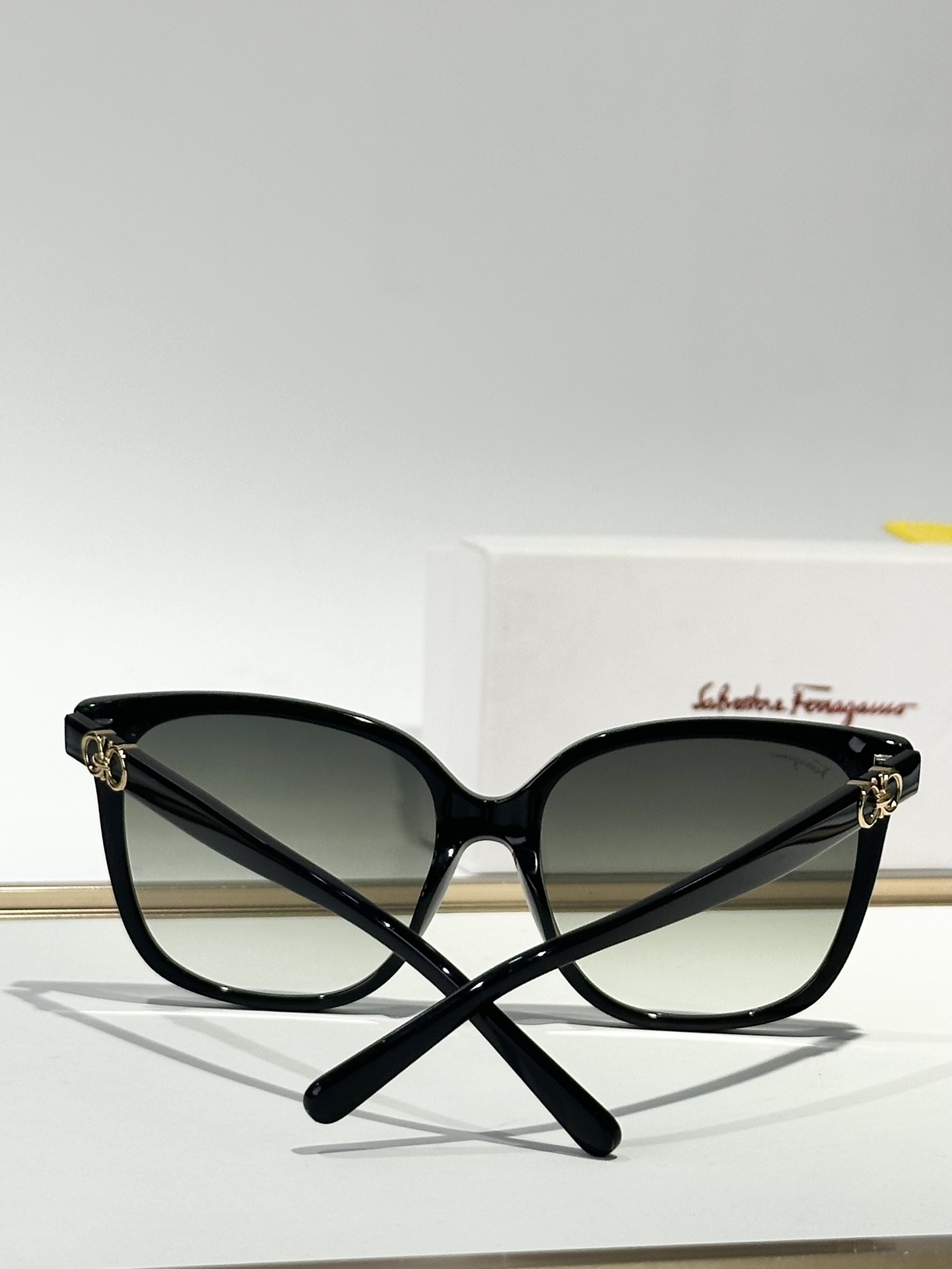  Salvatore ferragam*
MOD：SF1092S
SIZE：56口17-140
