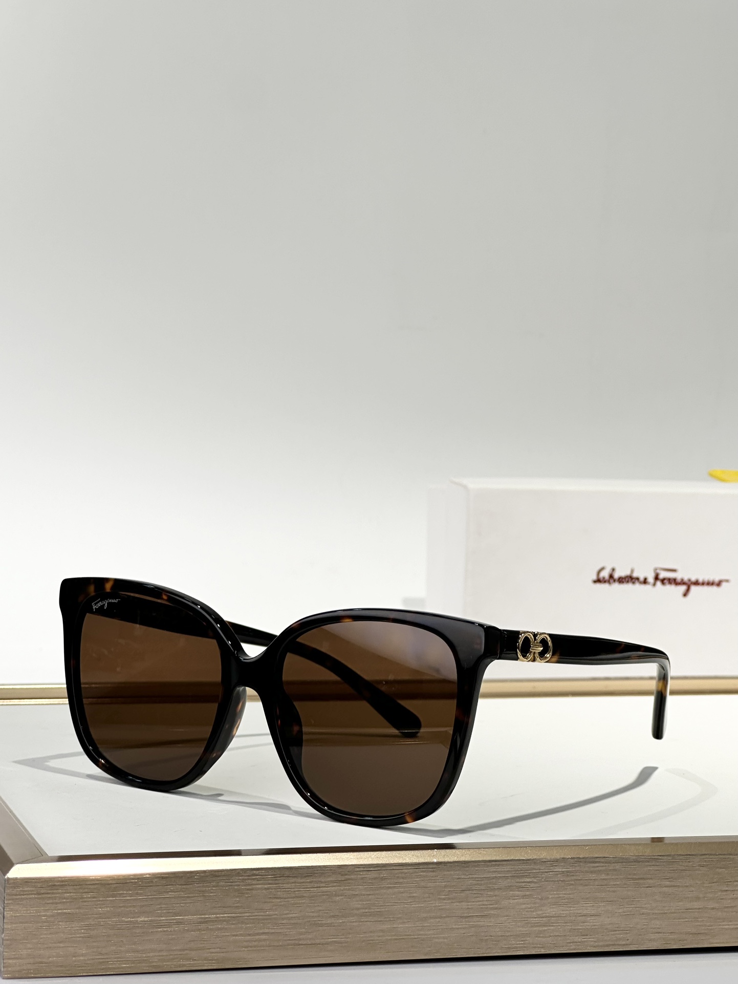  Salvatore ferragam*
MOD：SF1092S
SIZE：56口17-140
