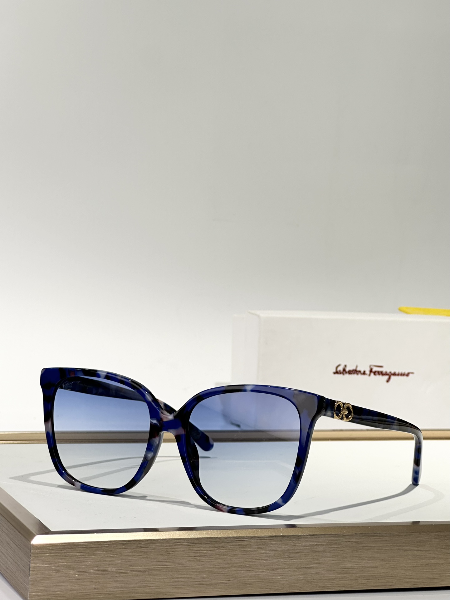  Salvatore ferragam*
MOD：SF1092S
SIZE：56口17-140
