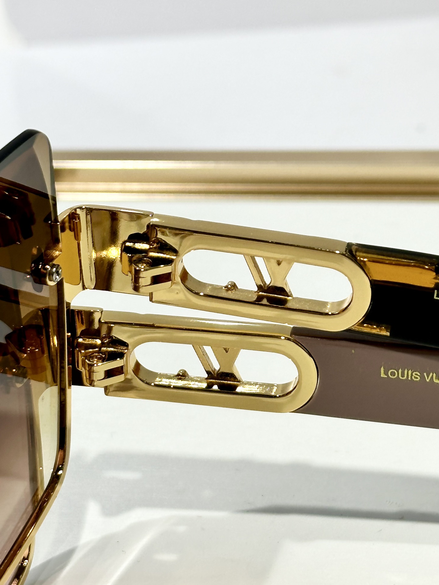  LOUIS VUITTO* 
MODEL：Z1723E
SIZE：57口17-145
