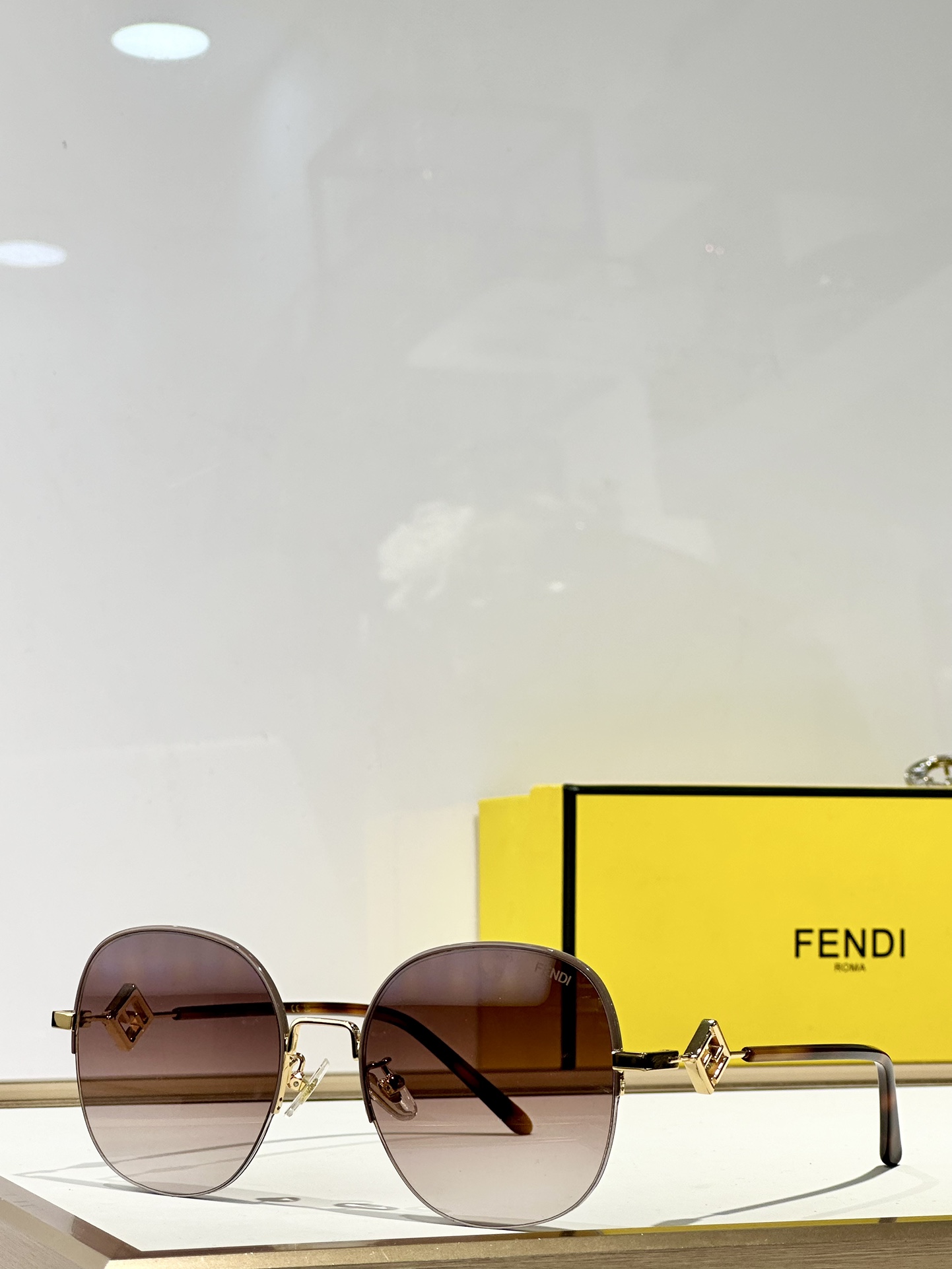  FENDI
MOD：FD8136
Size：55口19-145
