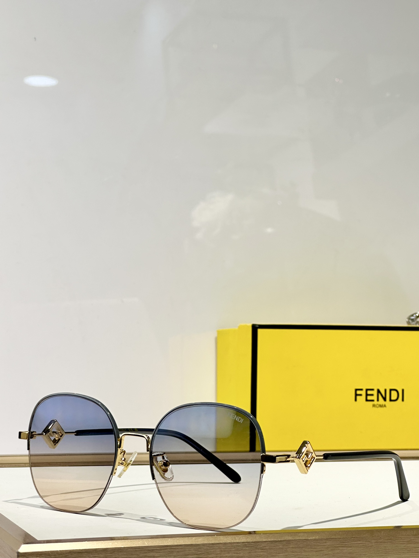  FENDI
MOD：FD8136
Size：55口19-145
