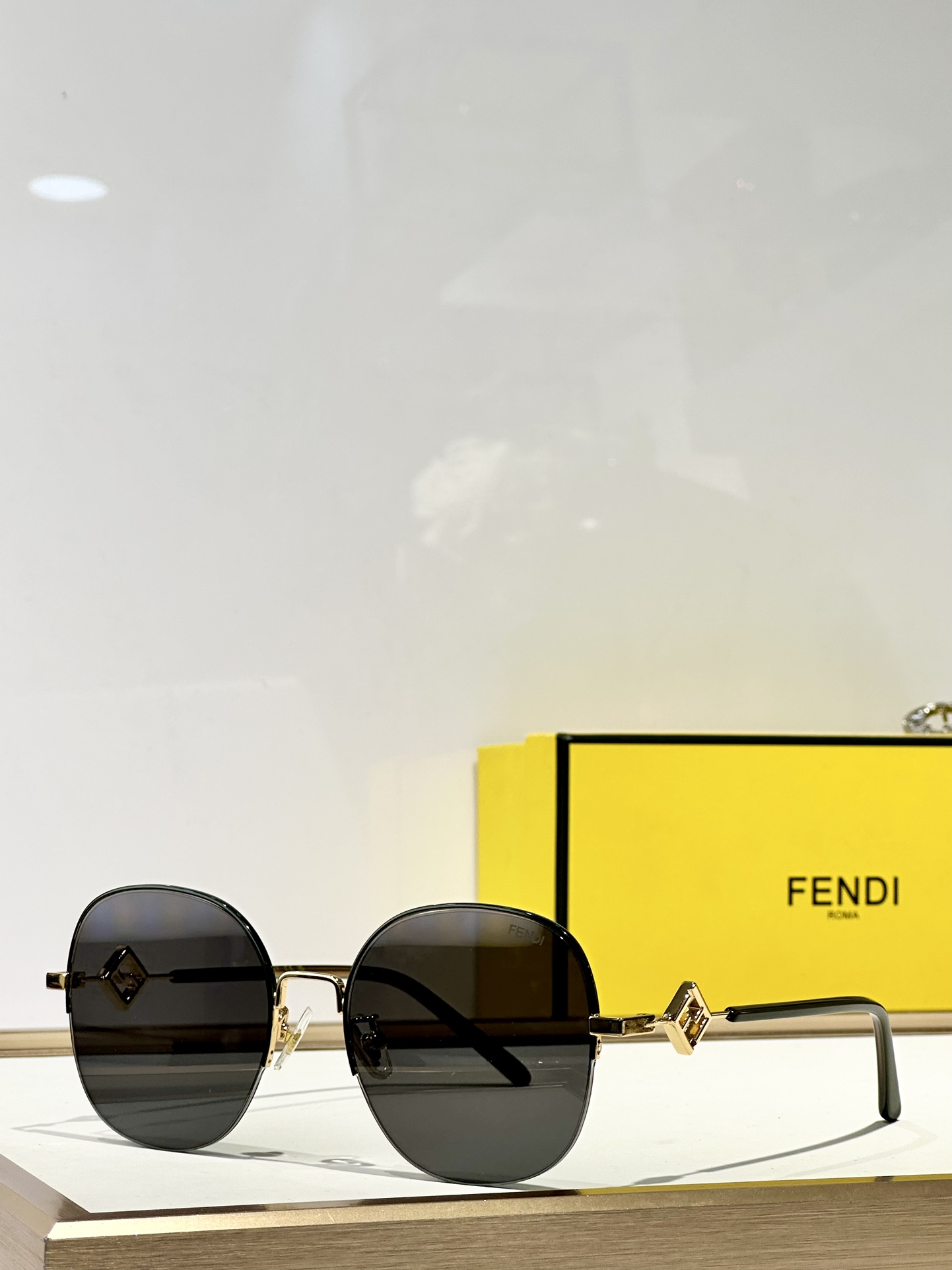  FENDI
MOD：FD8136
Size：55口19-145
