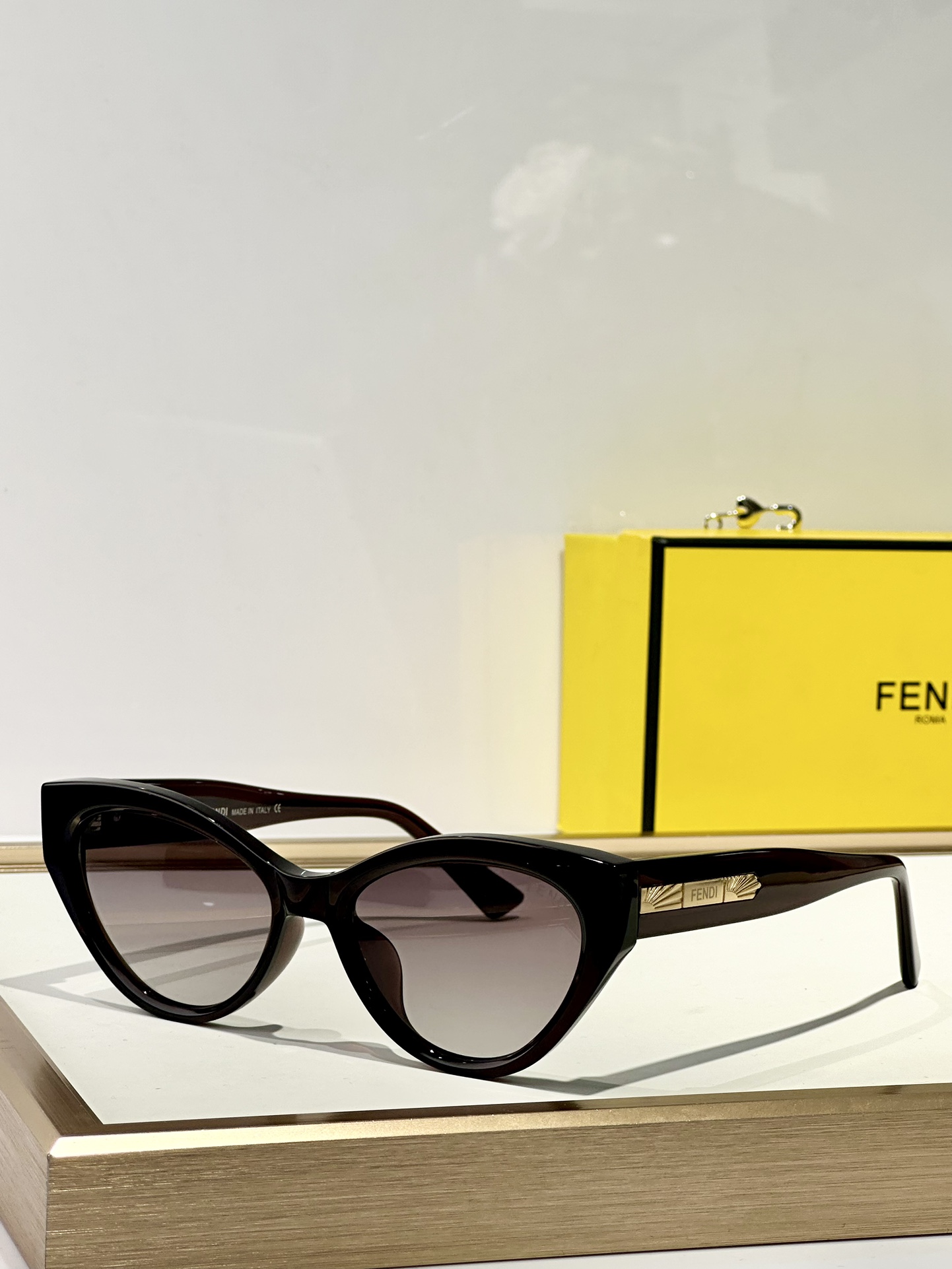  FENDI
MOD：FE40164U
Size：54口18-148
