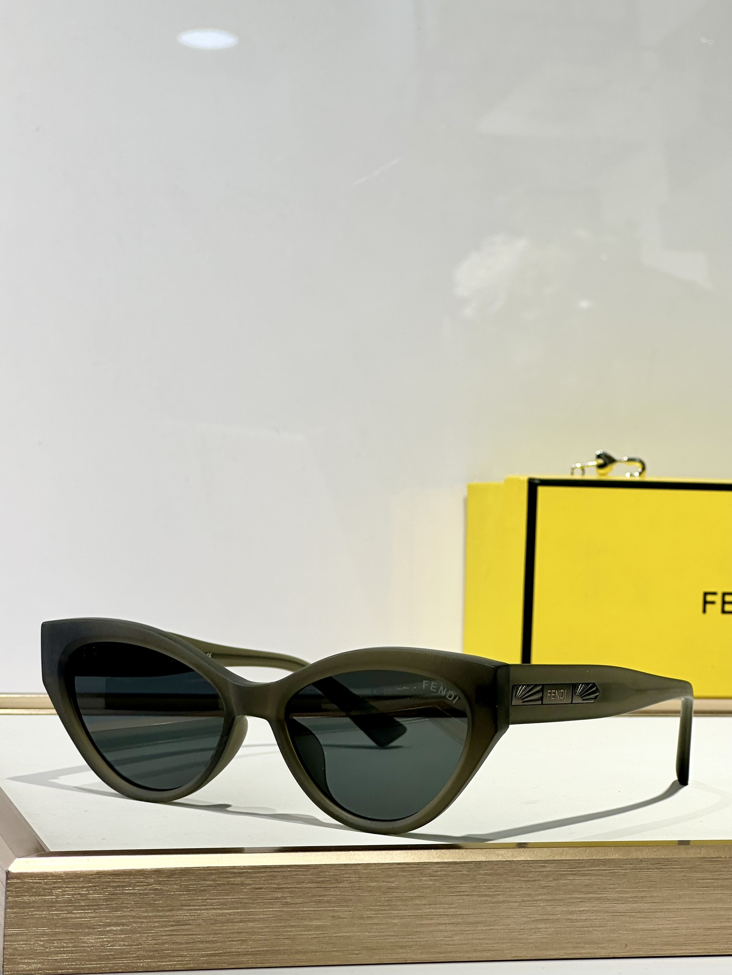  FENDI
MOD：FE40164U
Size：54口18-148
