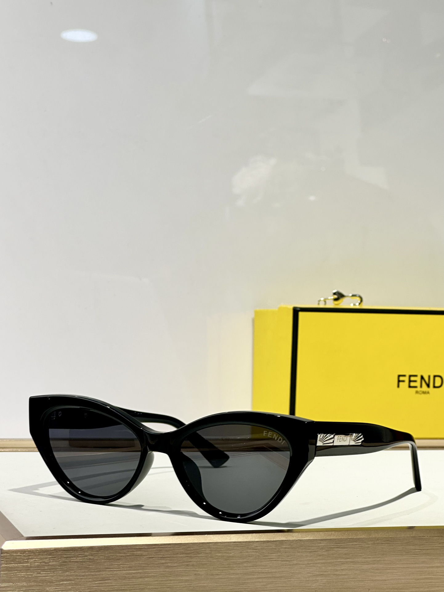 FENDI
MOD：FE40164U
Size：54口18-148
