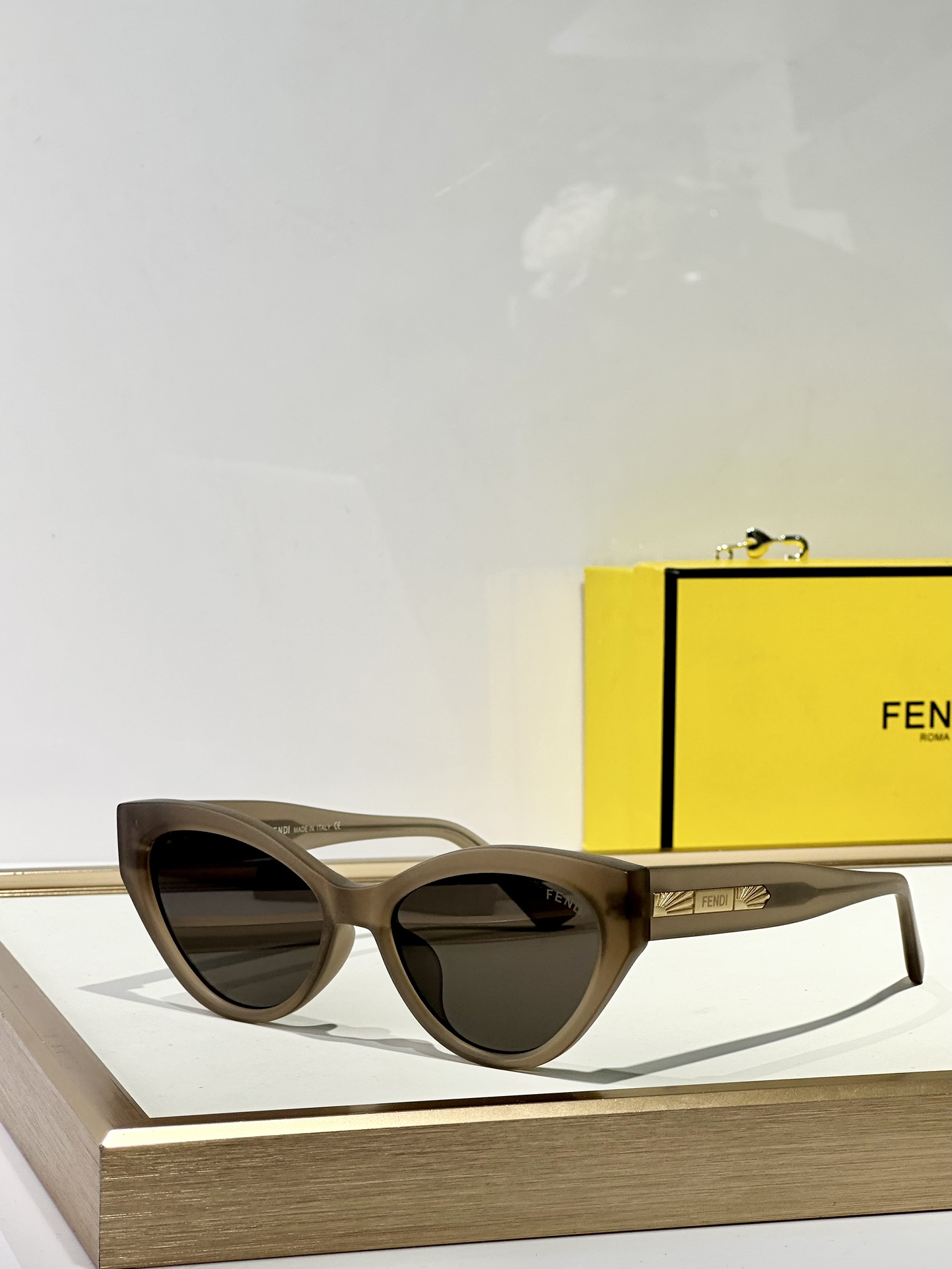  FENDI
MOD：FE40164U
Size：54口18-148
