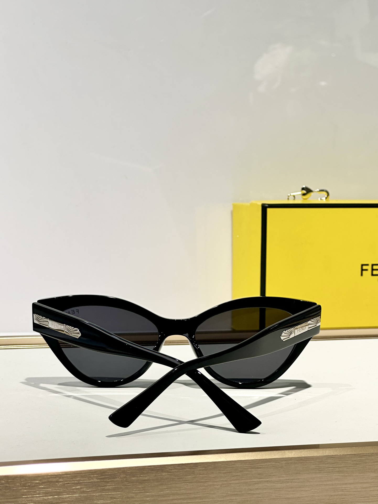  FENDI
MOD：FE40164U
Size：54口18-148
