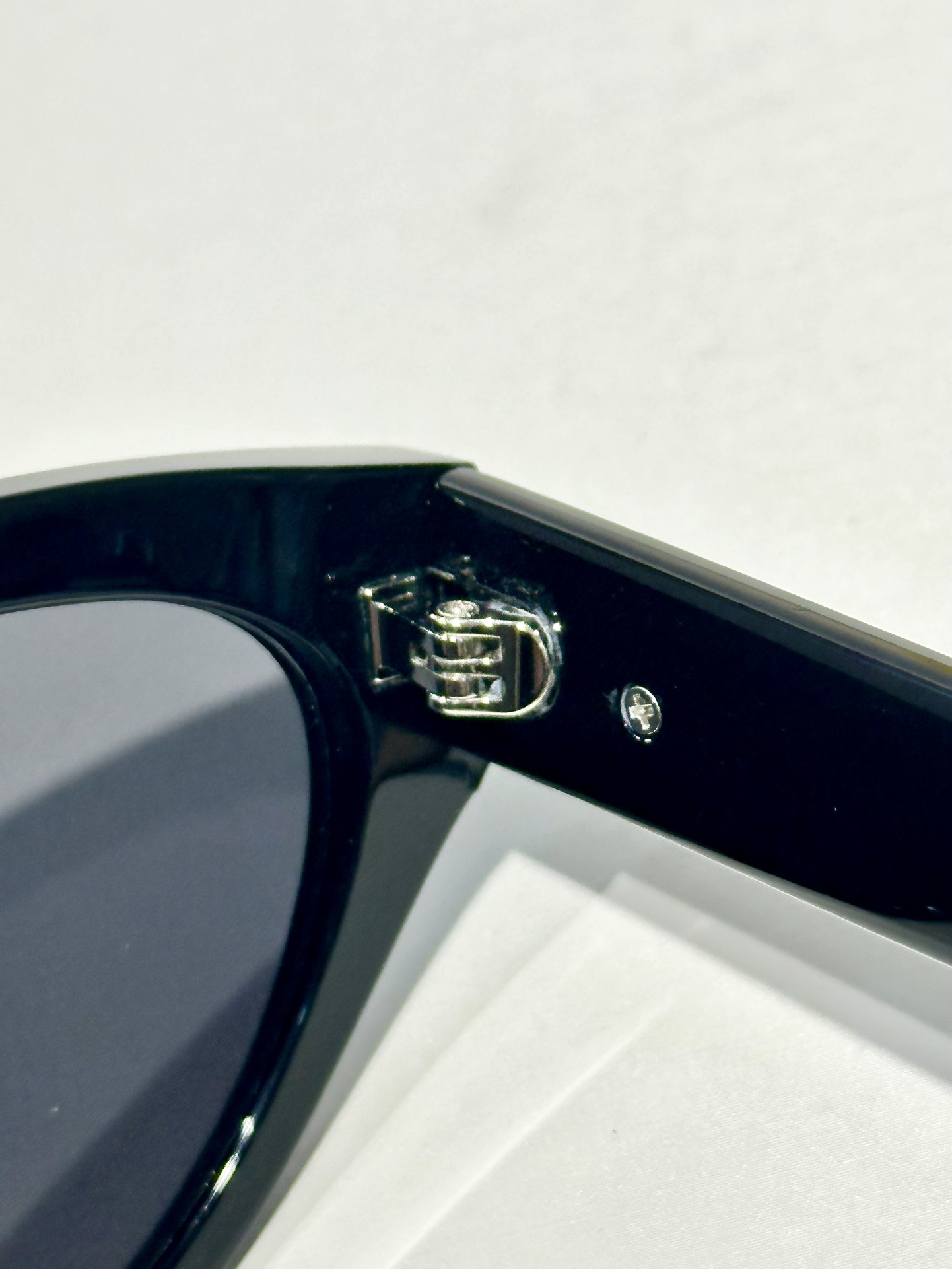  FENDI
MOD：FE40164U
Size：54口18-148
