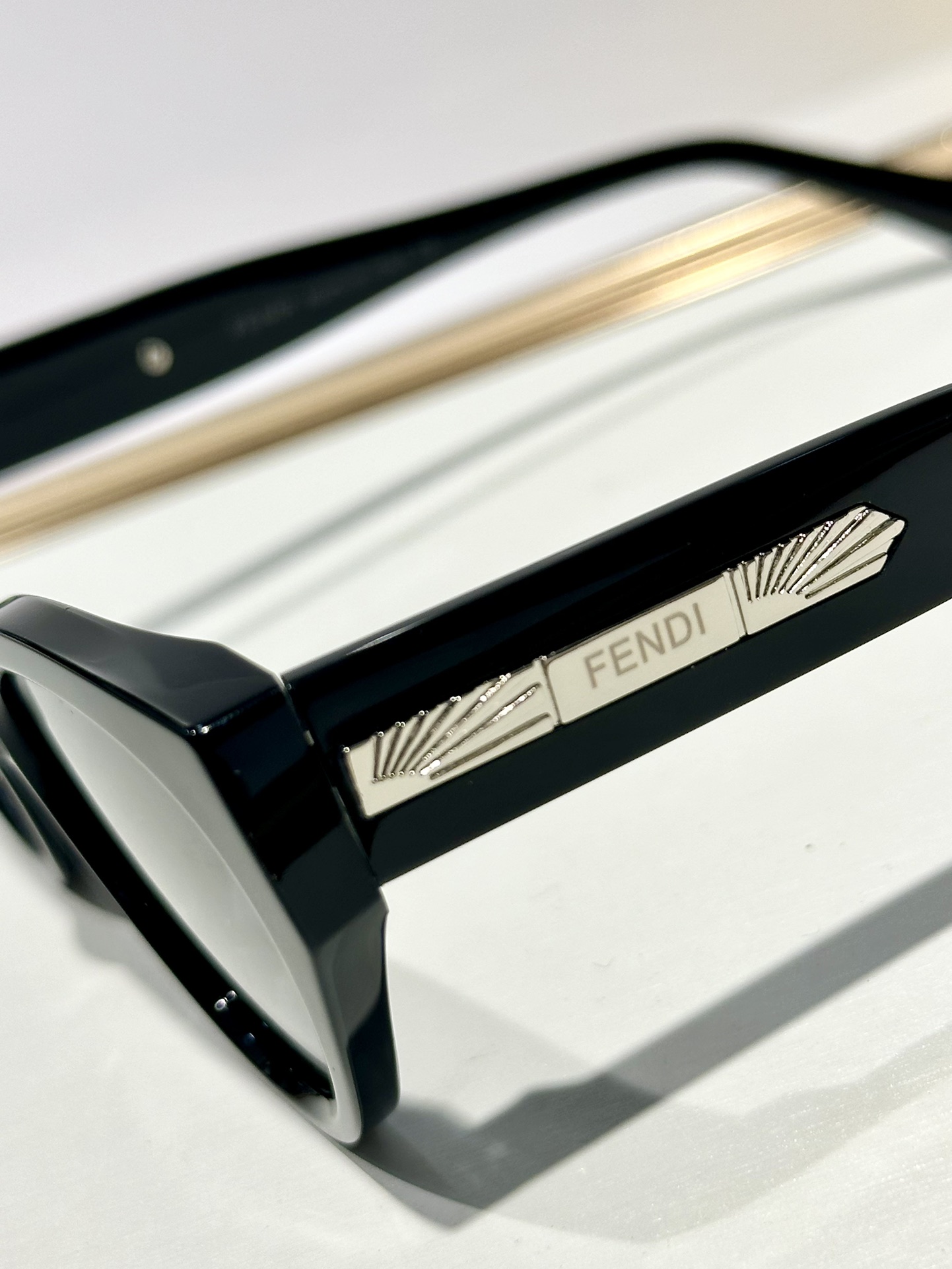  FENDI
MOD：FE40164U
Size：54口18-148
