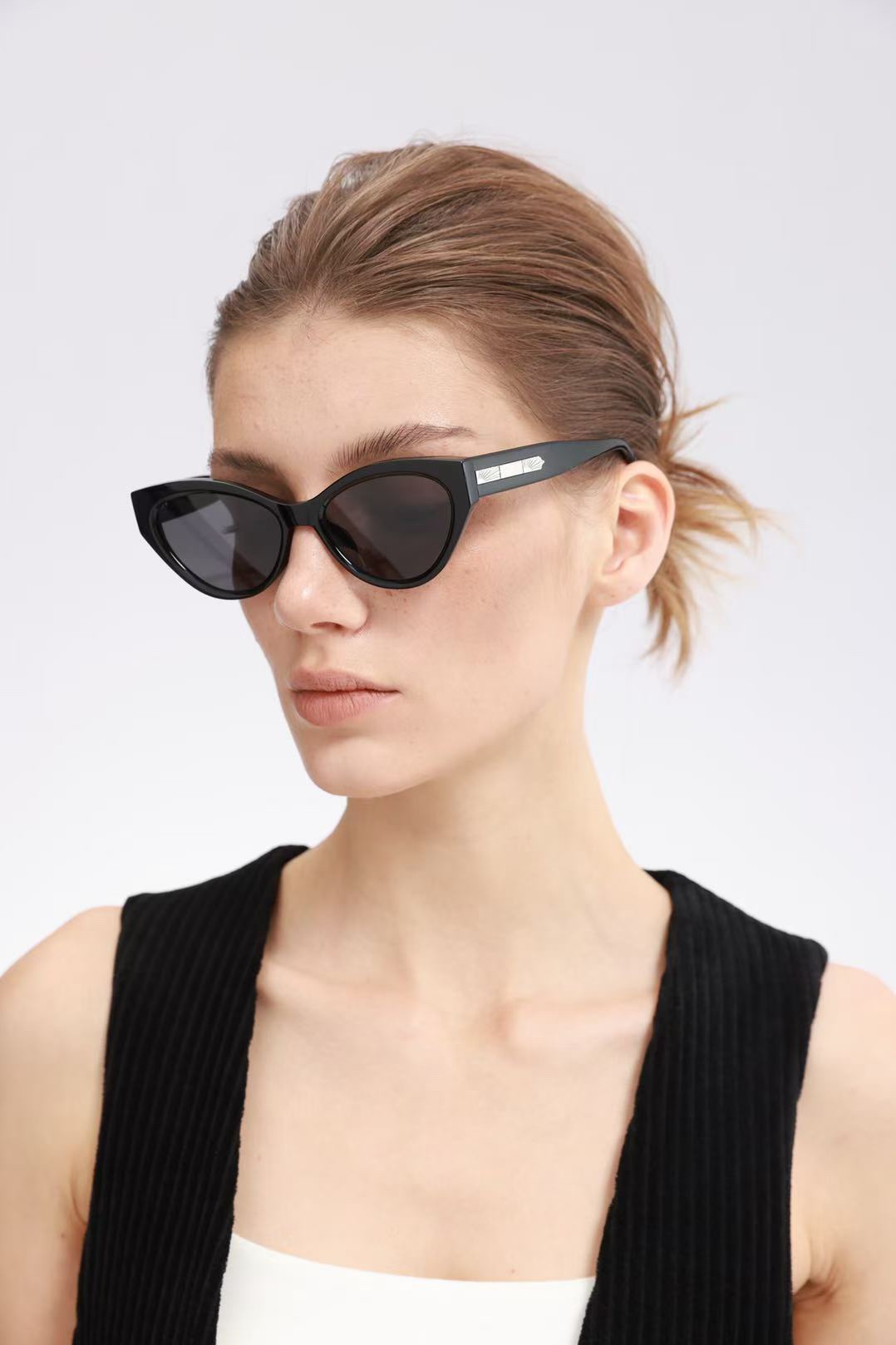  FENDI
MOD：FE40164U
Size：54口18-148
