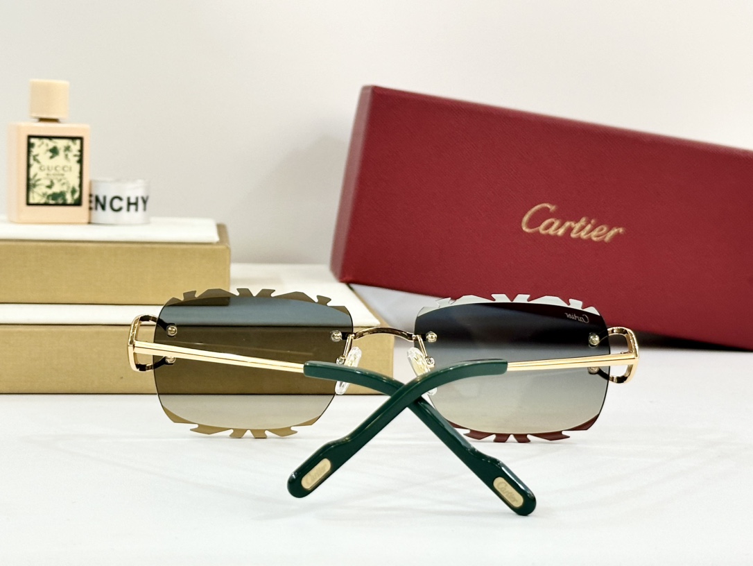 Cartier
MODEL：CT0595S

变色