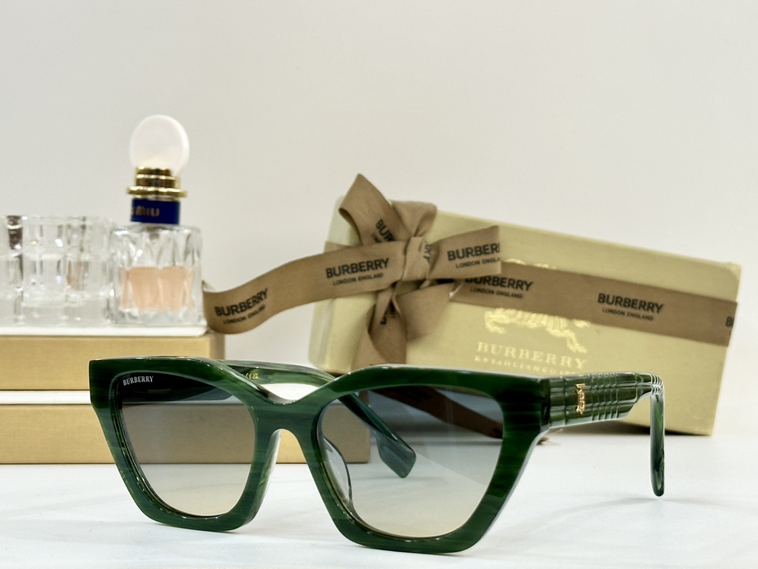  BURBERRY
MOD：BE6012
Size：55口18 145
