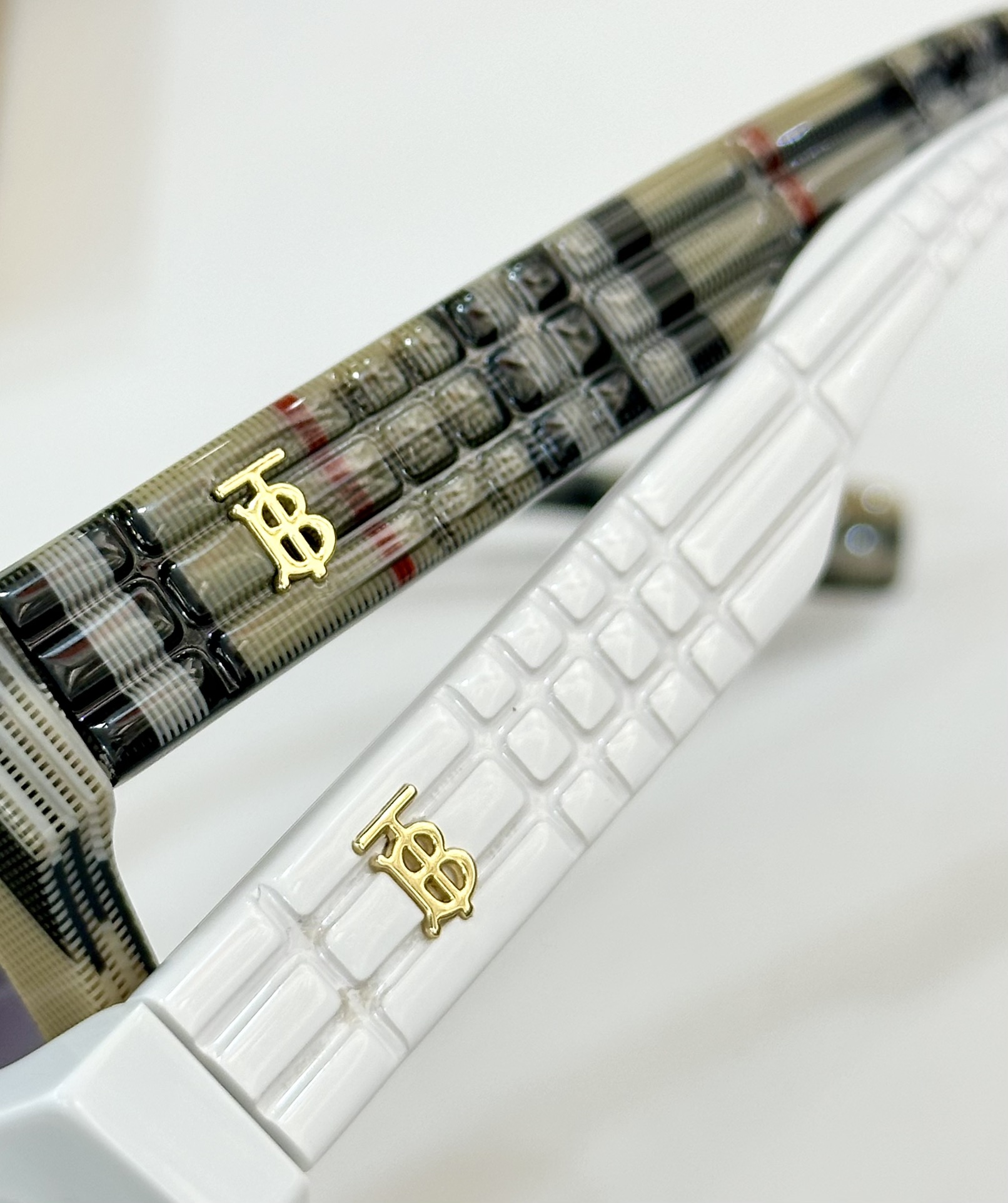 BURBERRY
MOD：BE6012
Size：55口18 145
