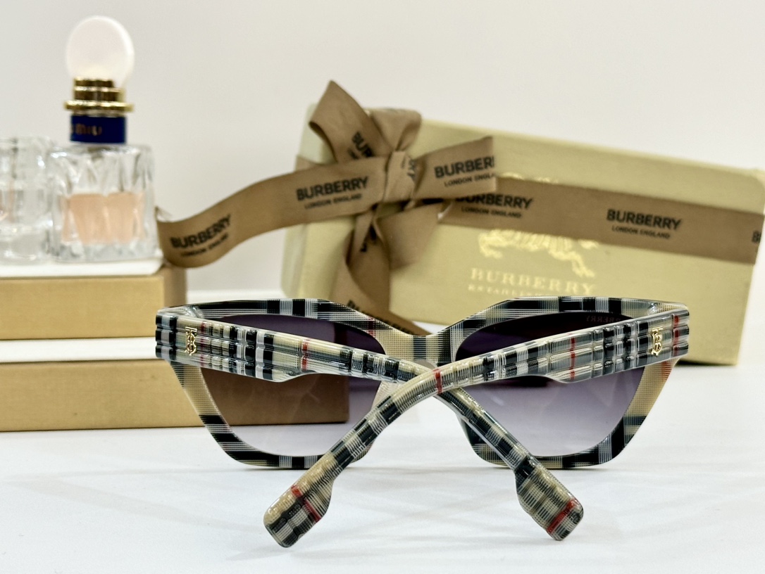  BURBERRY
MOD：BE6012
Size：55口18 145
