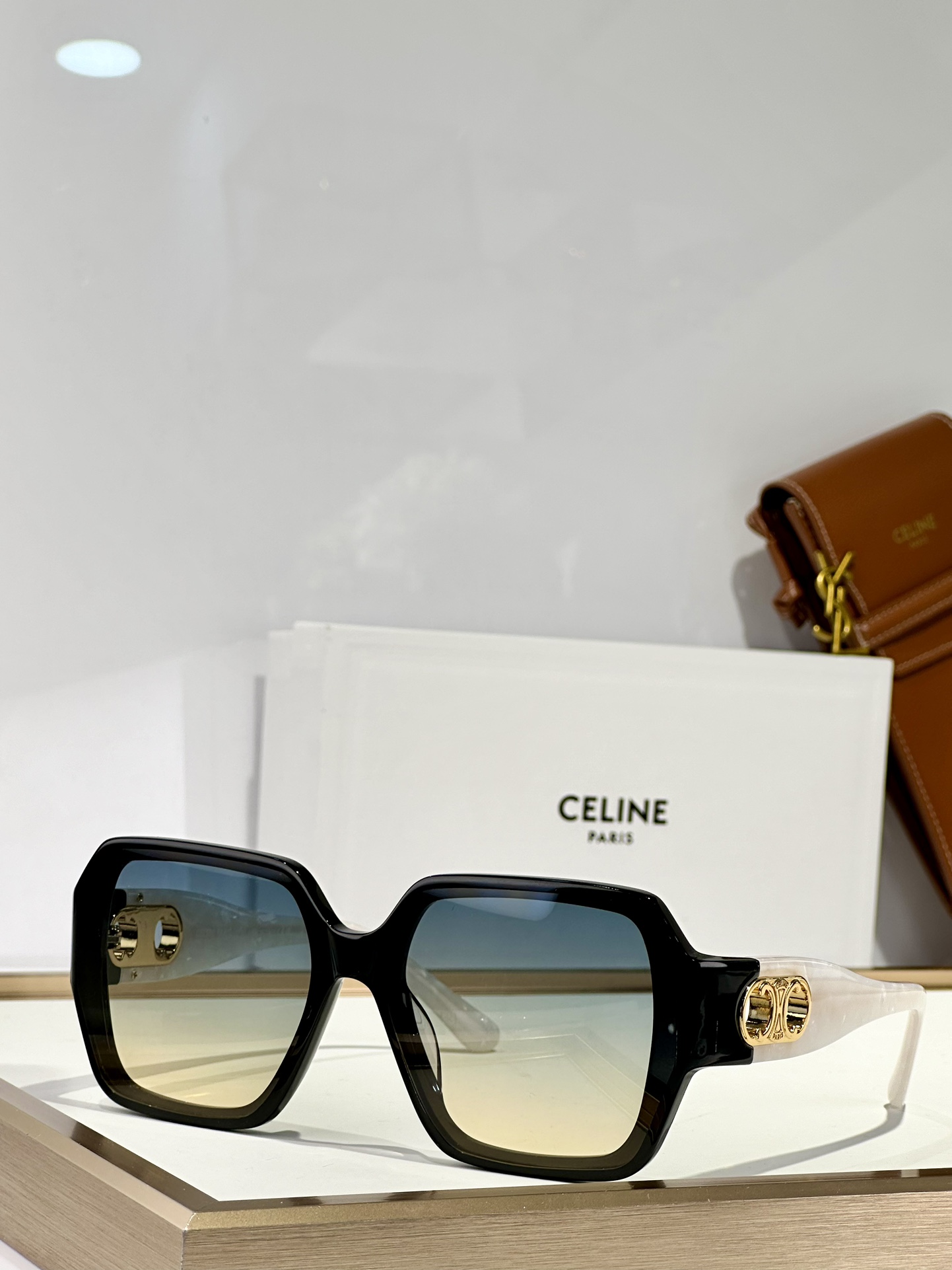  CELINE PARIS
MOD：CL40251U
Size：61口16 140
