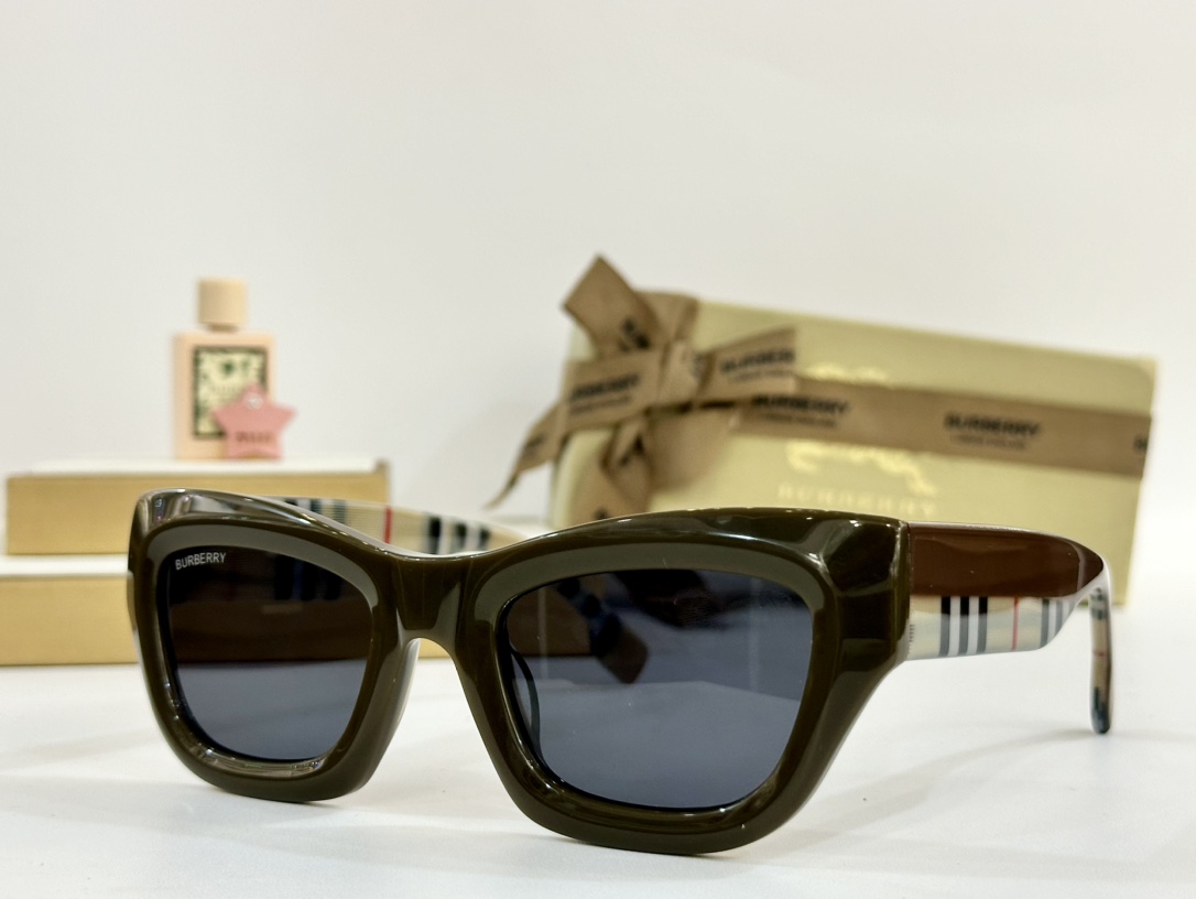  BURBERRY
MOD：BE6006
Size：53口23 145
