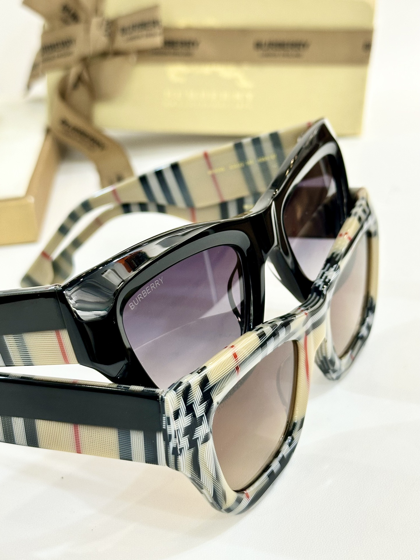  BURBERRY
MOD：BE6006
Size：53口23 145
