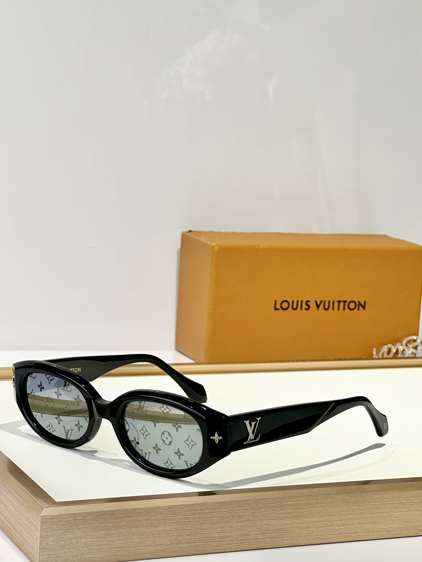  LOUIS VUITTON
MOD：Z0662
Size：51口23 145
