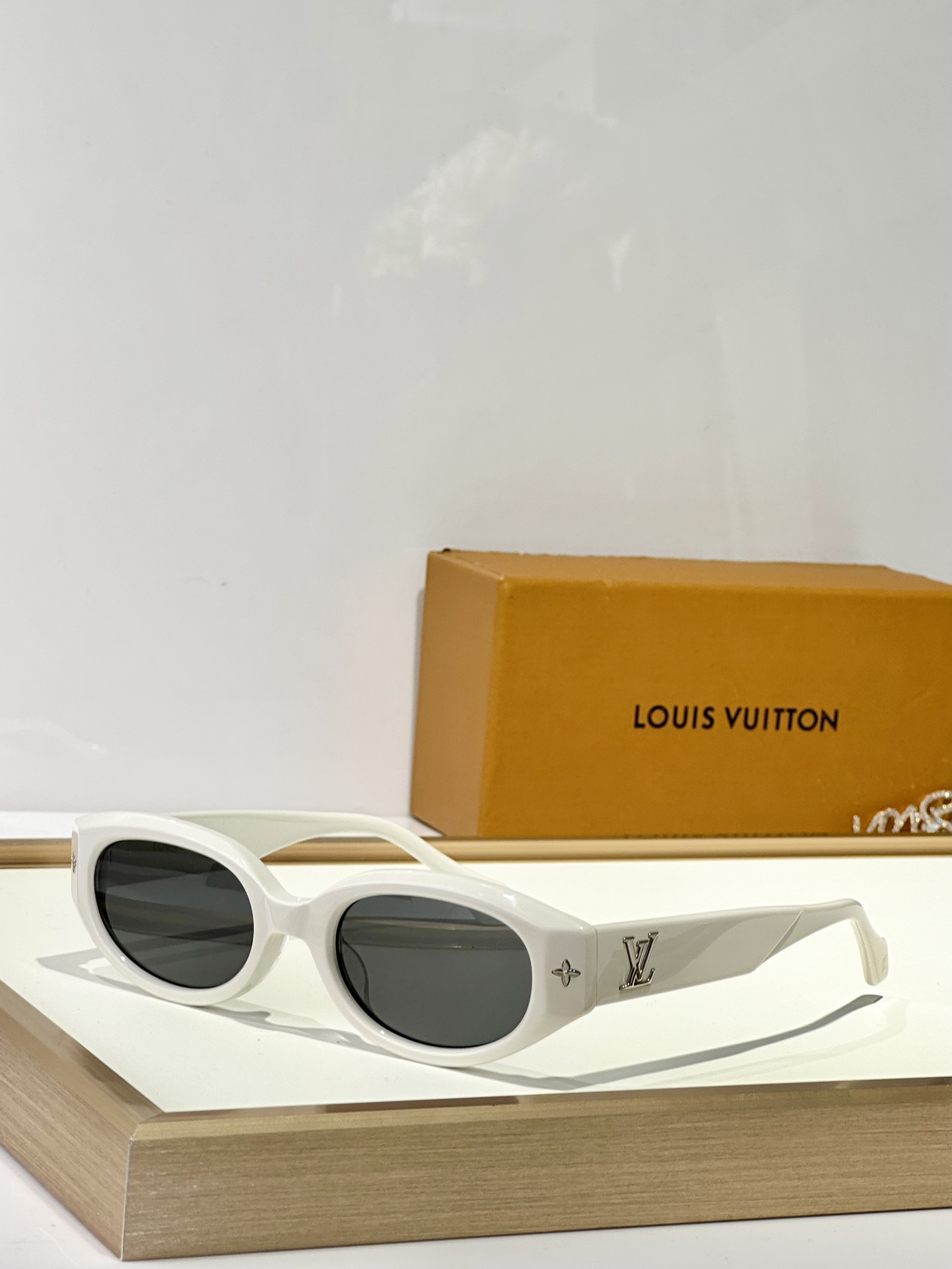  LOUIS VUITTON
MOD：Z0662
Size：51口23 145
