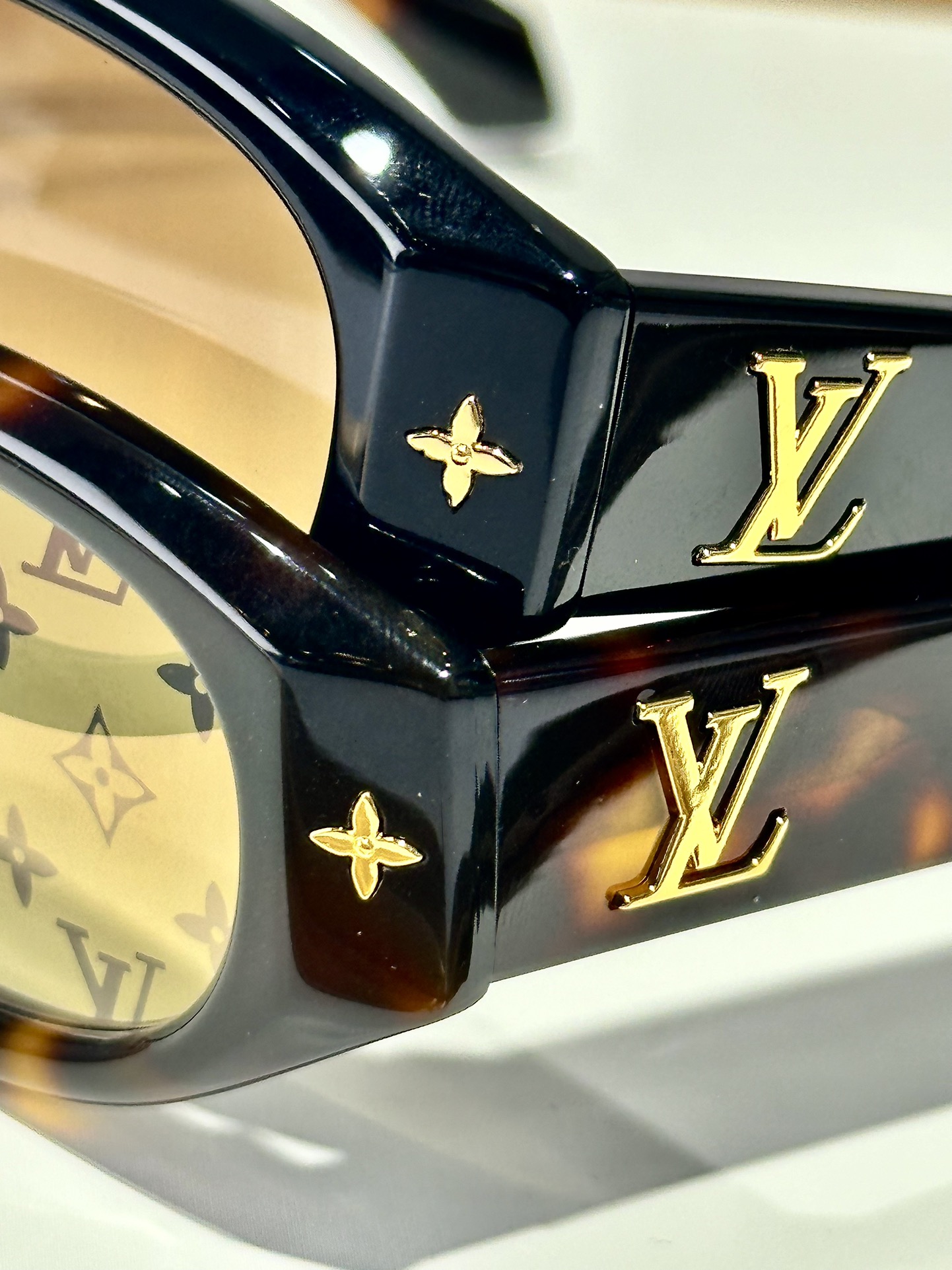  LOUIS VUITTON
MOD：Z0662
Size：51口23 145
