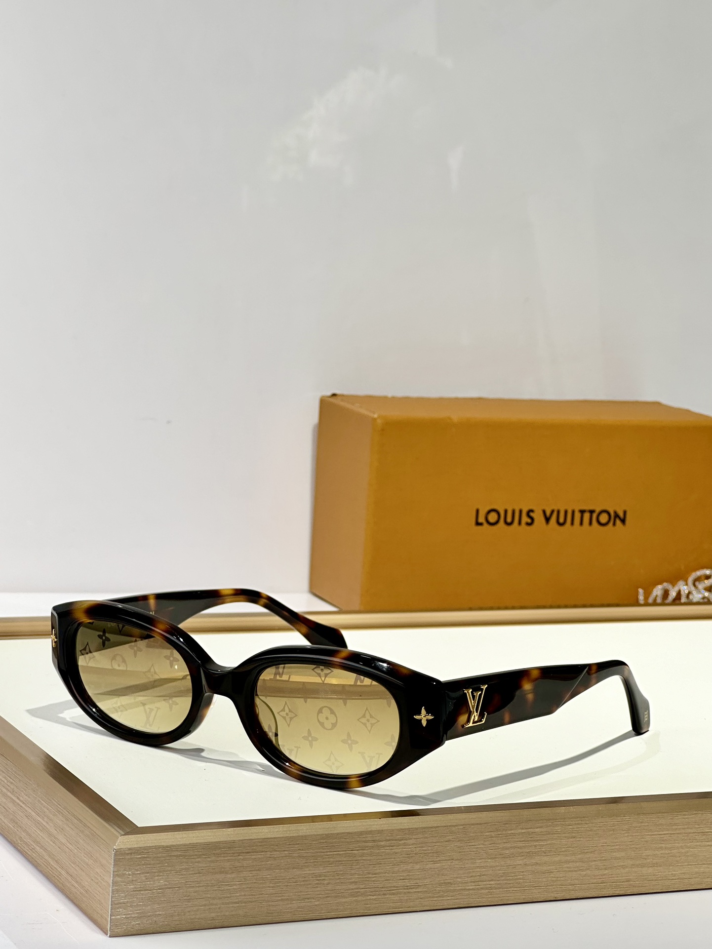  LOUIS VUITTON
MOD：Z0662
Size：51口23 145
