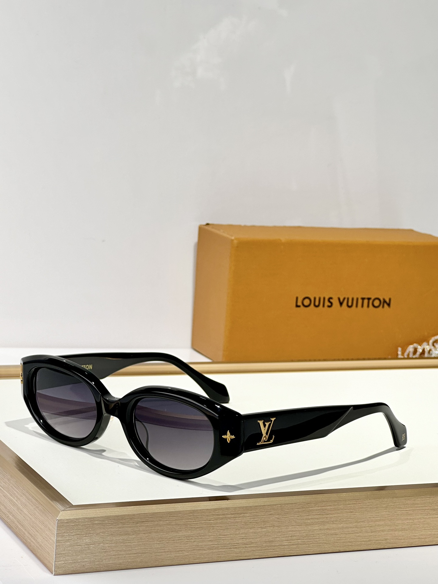  LOUIS VUITTON
MOD：Z0662
Size：51口23 145
