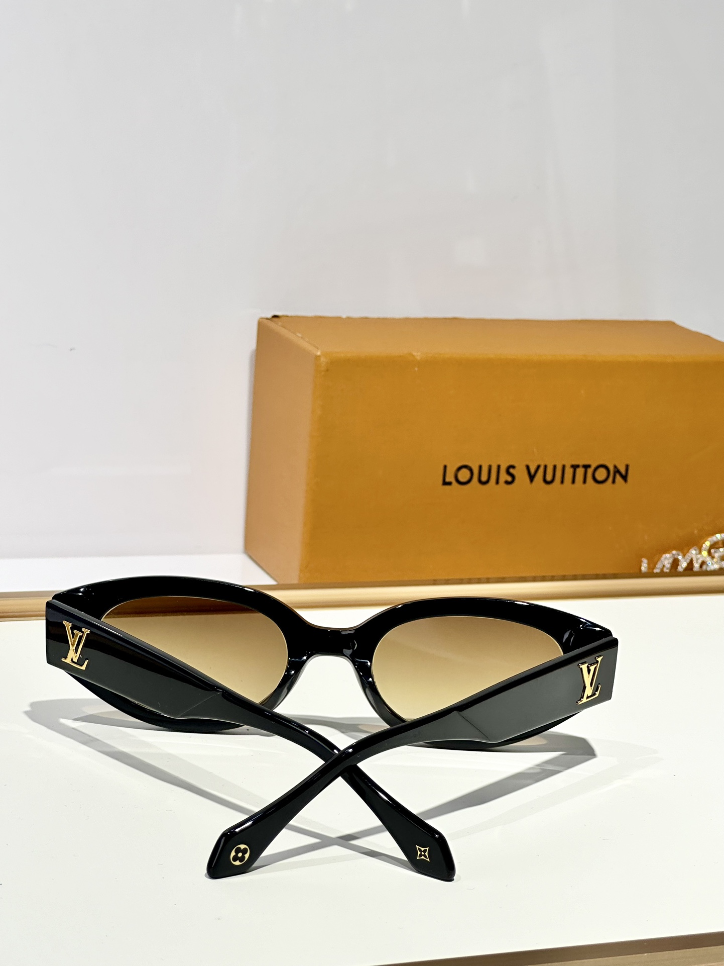  LOUIS VUITTON
MOD：Z0662
Size：51口23 145

