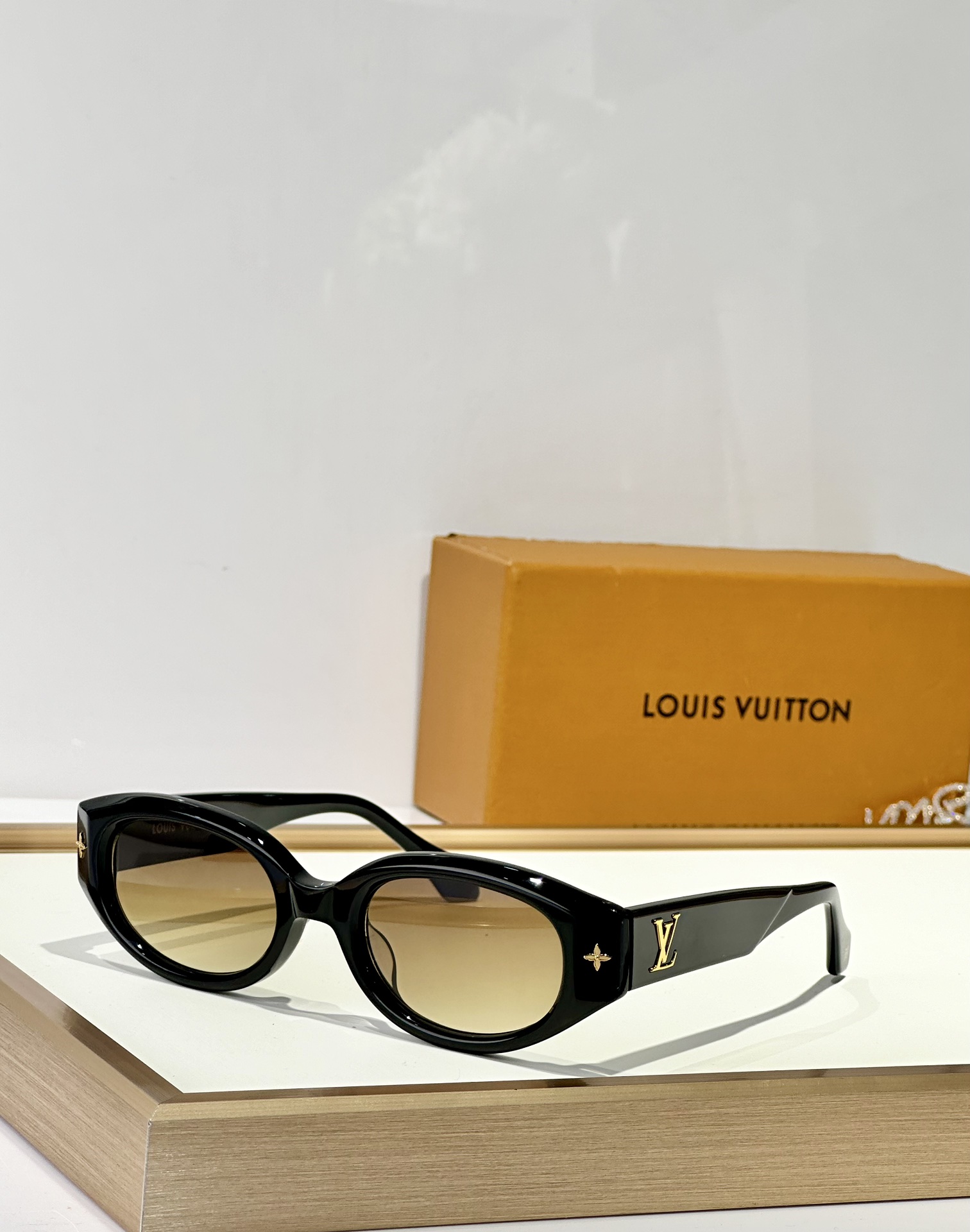  LOUIS VUITTON
MOD：Z0662
Size：51口23 145
