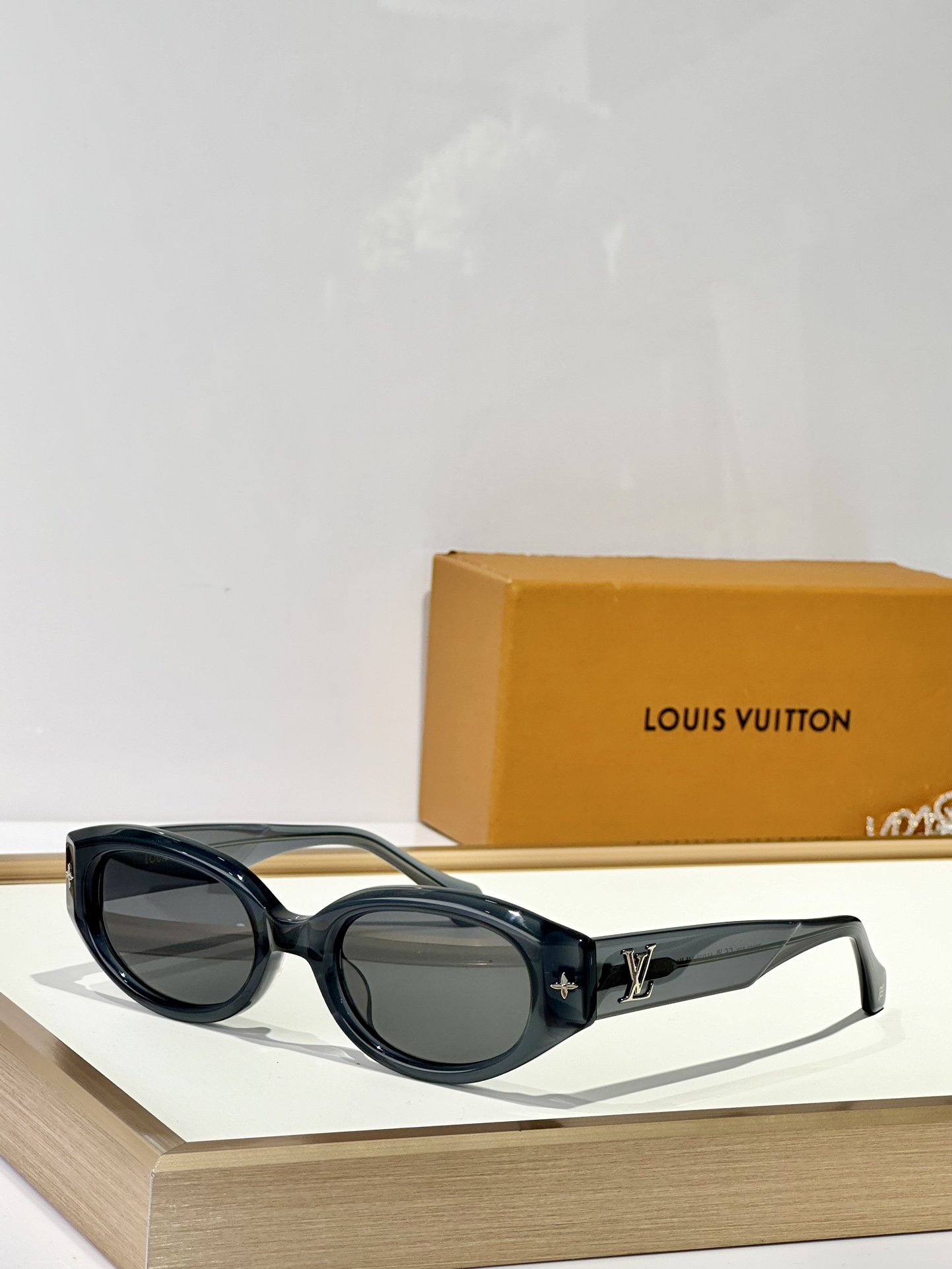  LOUIS VUITTON
MOD：Z0662
Size：51口23 145

