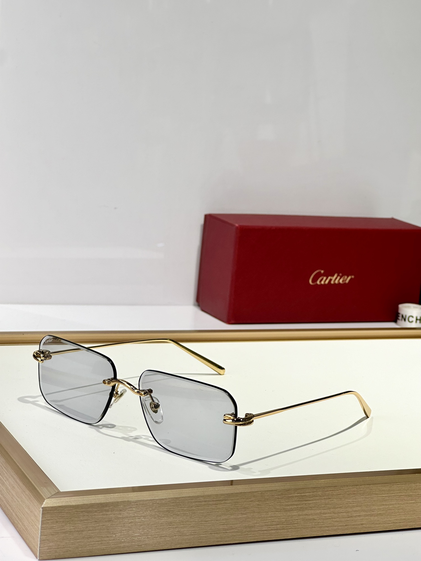 Cartier
MOD：CT0566S
Size：59口17 140

变色
