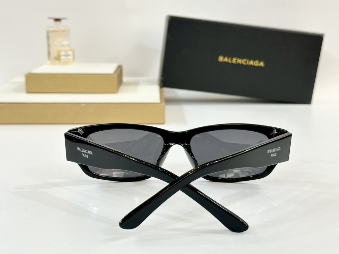 Balenciag*
Mod：BB0368SK
Size：57口17-140
