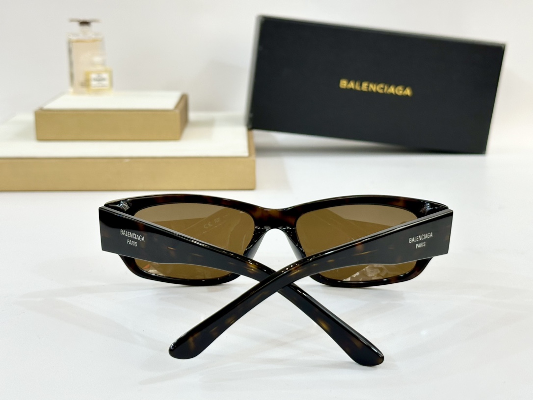 Balenciag*
Mod：BB0368SK
Size：57口17-140
