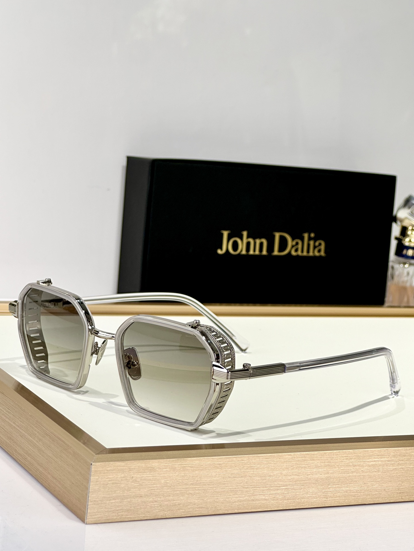  John Dalia金配胶太阳镜马丁框架呈现了柔软椭圆形轮廓和结构化镀金元素的完美融合，提供了一个复杂