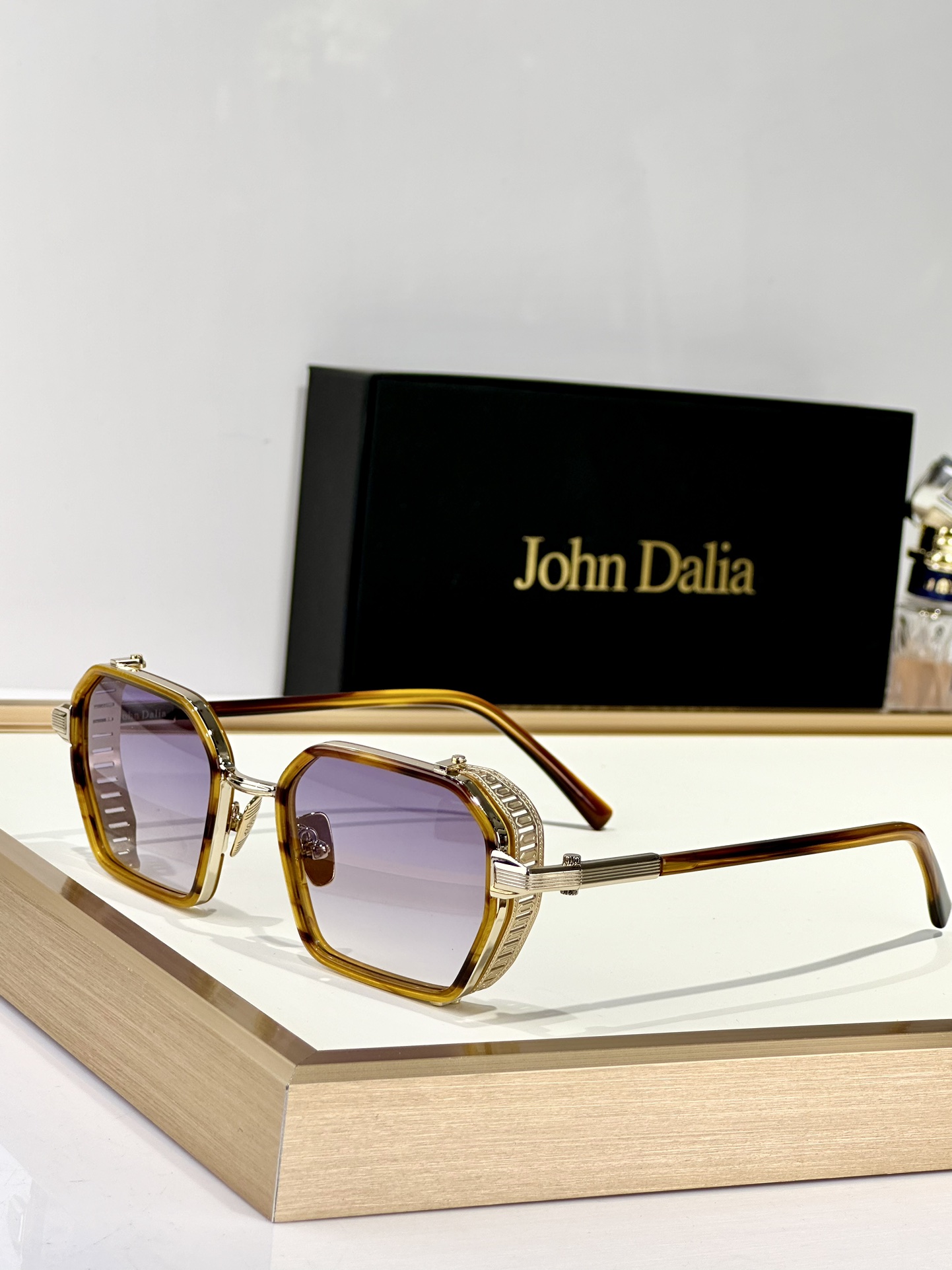  John Dalia金配胶太阳镜马丁框架呈现了柔软椭圆形轮廓和结构化镀金元素的完美融合，提供了一个复杂