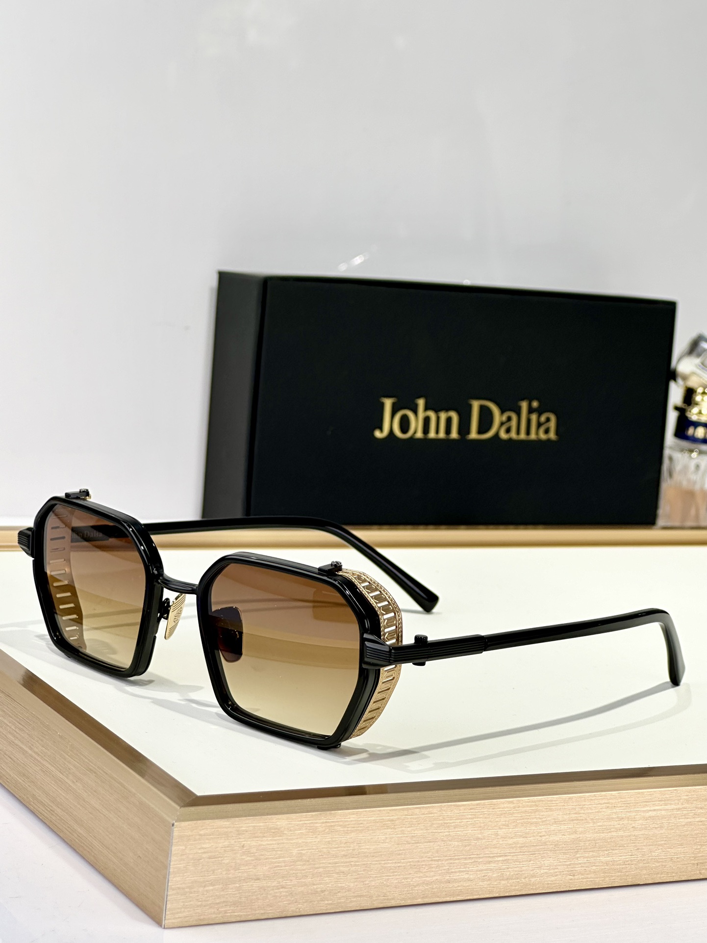  John Dalia金配胶太阳镜马丁框架呈现了柔软椭圆形轮廓和结构化镀金元素的完美融合，提供了一个复杂