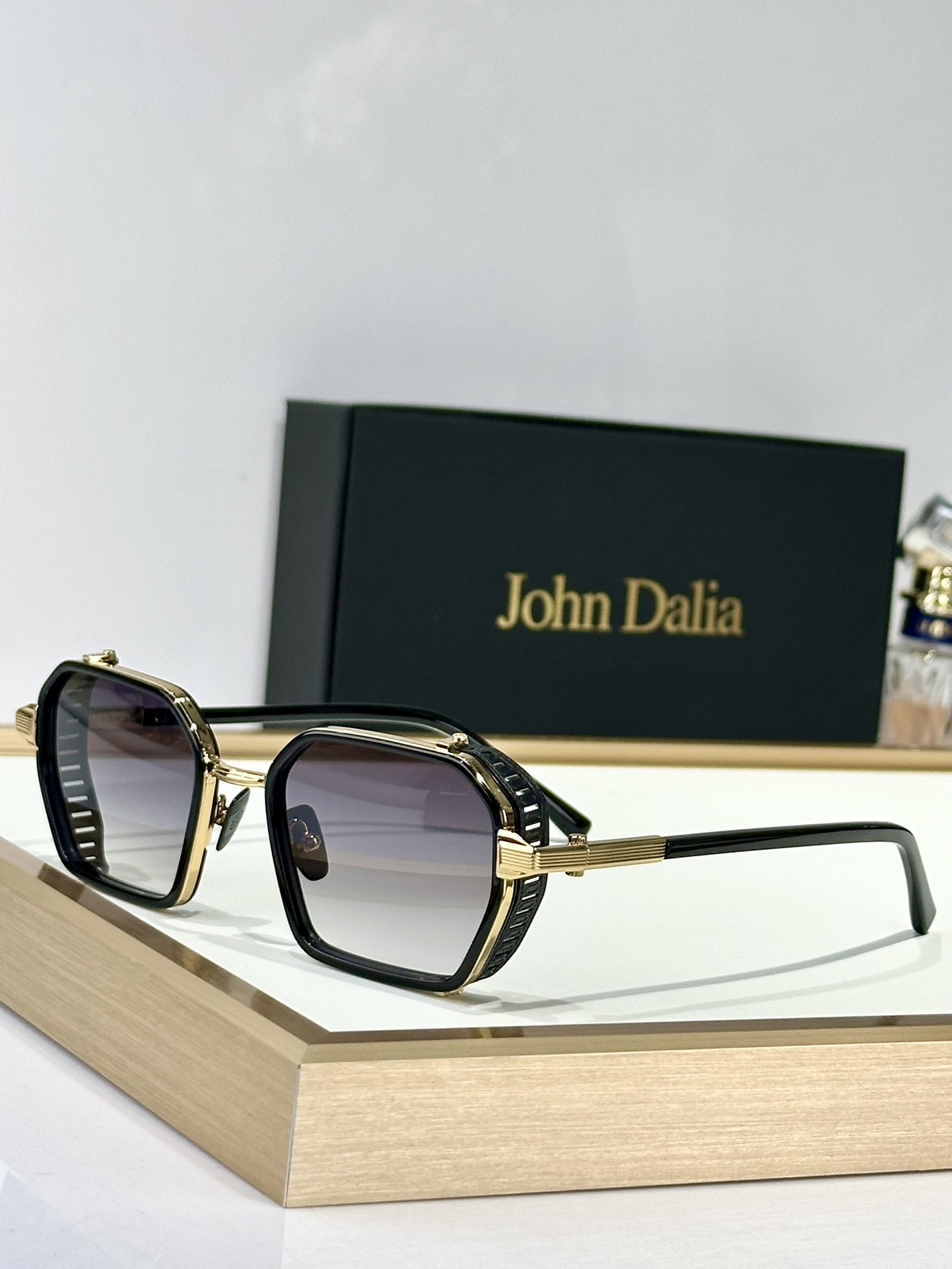  John Dalia金配胶太阳镜马丁框架呈现了柔软椭圆形轮廓和结构化镀金元素的完美融合，提供了一个复杂