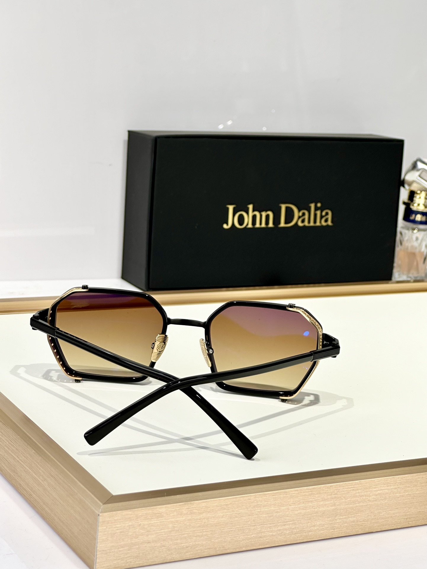  John Dalia金配胶太阳镜马丁框架呈现了柔软椭圆形轮廓和结构化镀金元素的完美融合，提供了一个复杂