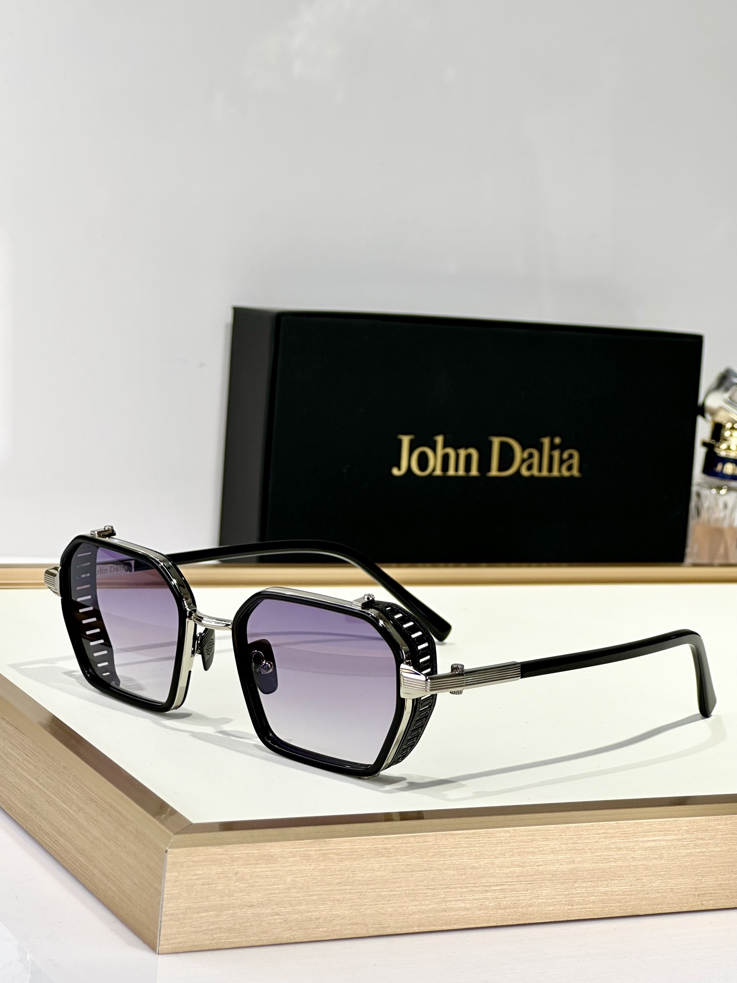  John Dalia金配胶太阳镜马丁框架呈现了柔软椭圆形轮廓和结构化镀金元素的完美融合，提供了一个复杂