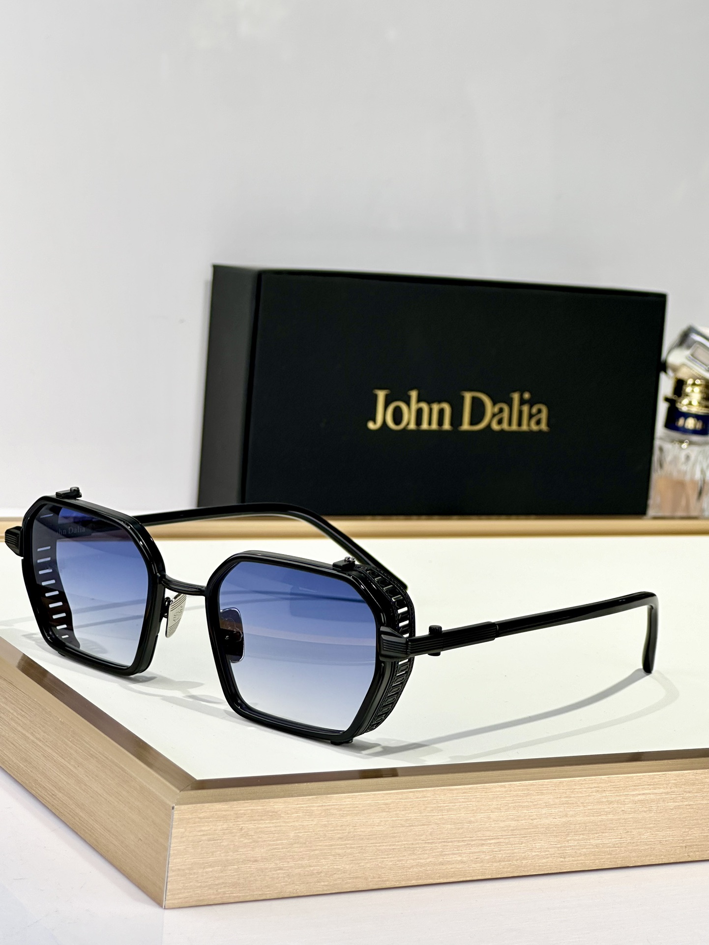  John Dalia金配胶太阳镜马丁框架呈现了柔软椭圆形轮廓和结构化镀金元素的完美融合，提供了一个复杂