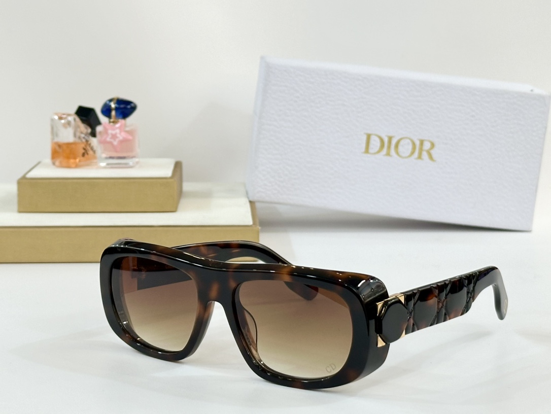 。 DIOR
MOD：Lady95.22S1I
Size：59口18 130
