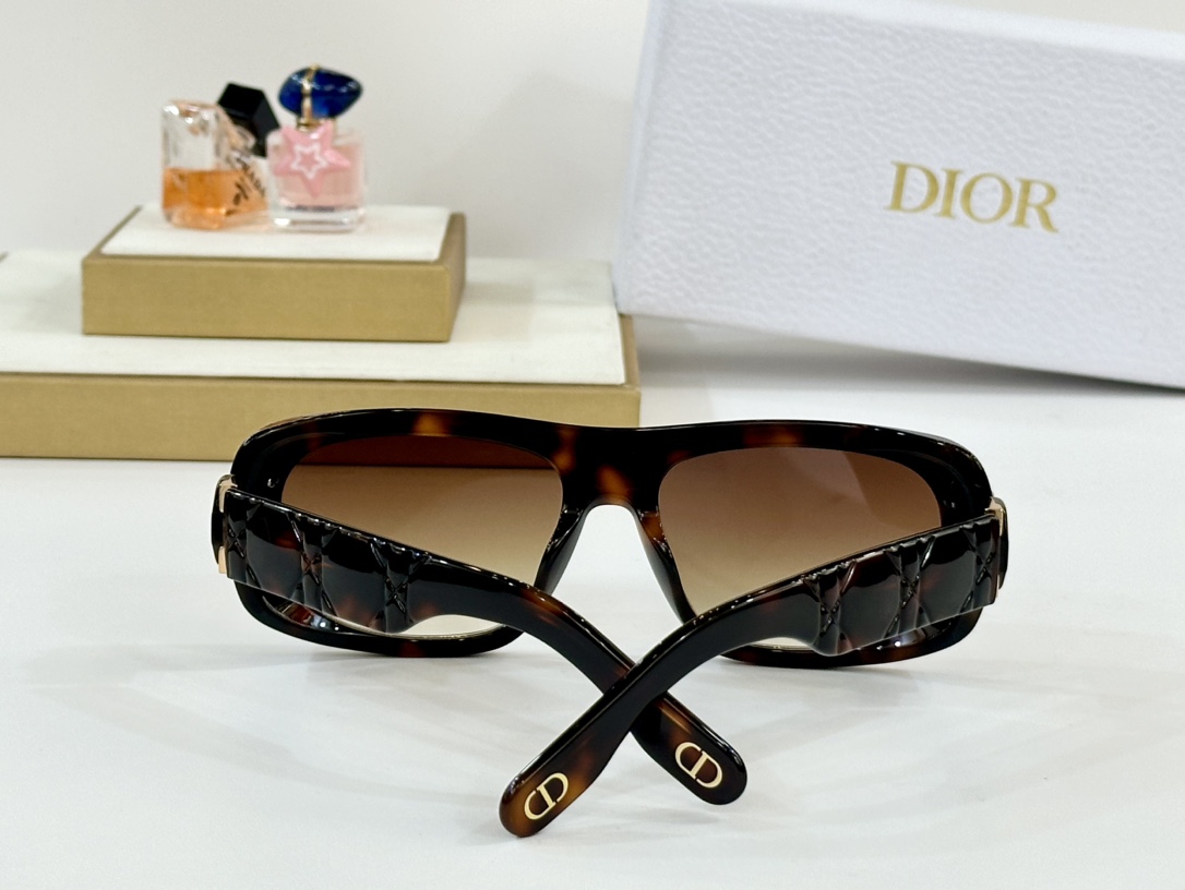 。 DIOR
MOD：Lady95.22S1I
Size：59口18 130
